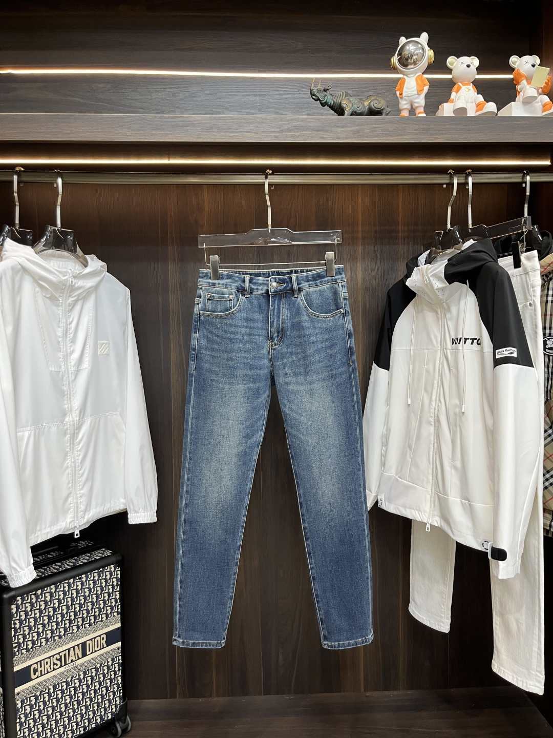 NO:515301,The main recommendation Versace is exclusively available for new Versace trendy men's fashionable casual jeans, high-end European version original single pants, trendy and fashionable casual pants, breathable and comfortable, impeccable details, brand element design concept, reflecting high quality. It presents casual cut, and the upper body style is superb!  Number of codes 29-38 (no 35 37) H2025 new model first release, versace, versace, jeans, alexander wang19860909主推 Versace 独家专供新款范思哲潮男时尚休闲牛仔裤,高端欧版原单裤子,潮流时尚休闲裤子 透气舒适度高,细节无可挑剔,品牌元素设计理念,体现高品质.呈现休闲裁剪,上身版型超赞！ 码数29-38（无35 37） H2025新款首发,,versace,versace,jeans,alexander wang,Men's clothing