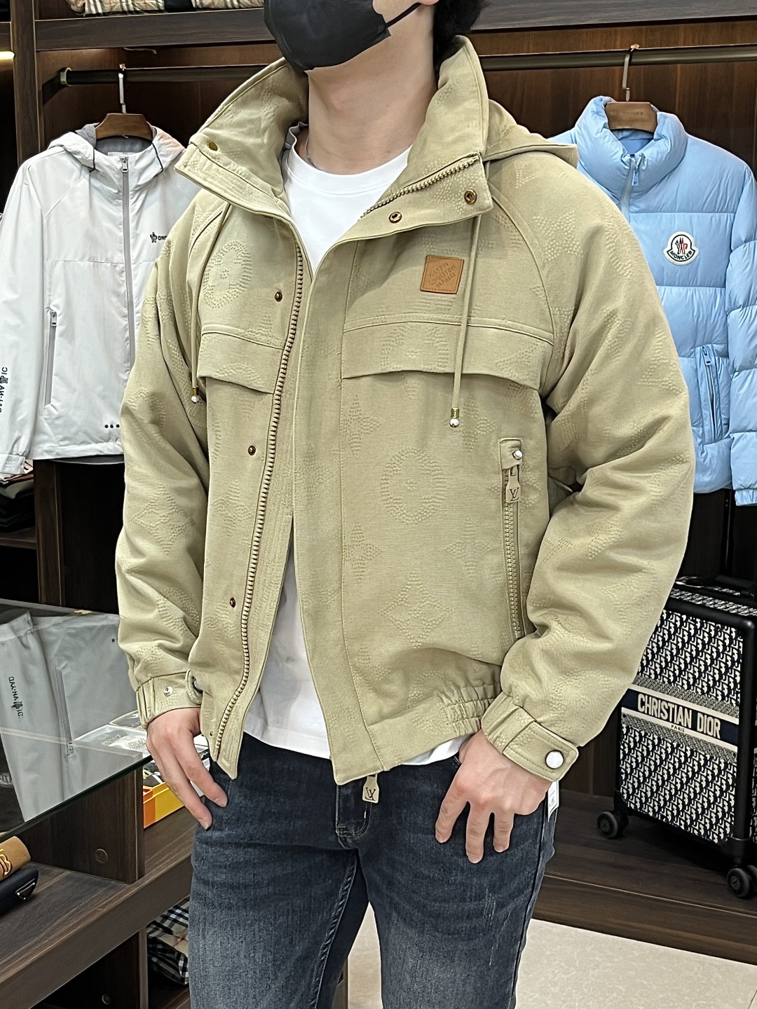 NO:504638,The main recommendation is the new LV 2025ss early autumn style. The donkey brand hooded jacket is released. It is a hot autumn jacket. It is comfortable and comfortable to wear. It is lazy and casual. It is particularly pleasing to look at with clean and simple colors. It is suitable for daily wear. It is full of enthusiasm to launch sports items embellished with vitality prints!  Size M-3XL, complete three standards, shipped the next day, new H2025 model first release, louis vuitton,louis vuitton,jackets & coats,jackets & coats,hats,alexander wang19860909主推 LV 2025ss早秋新款发布驴牌连帽夹克外套,秋季爆款外套,穿上就是舒适自在又显瘦的存在,慵懒而随性,结合干净简单的色系就特别耐看,适合日常穿着~倾情推出缀饰活力印花的运动单品！ 尺码M-3XL 三标齐全 隔天出货 H2025新款首发,,louis vuitton,louis vuitton,jackets & coats,jackets & coats,hats,alexander wang,Men's clothing