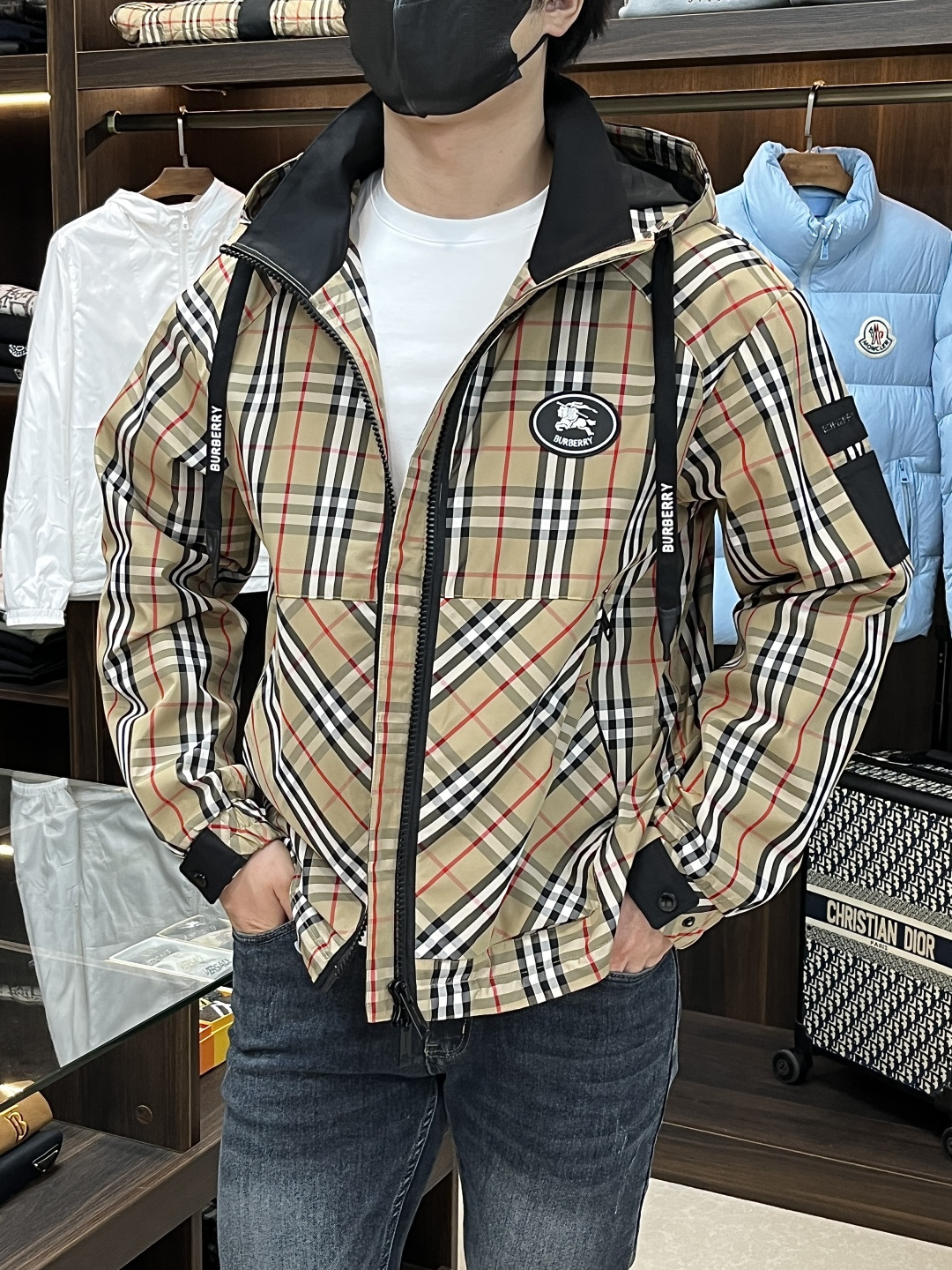 NO:504641,The main recommendation is Burberry 2025ss early autumn new style released Burberry hooded jacket, a popular autumn jacket, which makes you feel comfortable and slim when worn. It is lazy and casual, combined with clean and simple colors, which is particularly pleasing to the eye, suitable for daily wear~ I love to launch sports items embellished with vitality prints!  Size M-3XL, complete three standards, shipped the next day, new H2025 model first release, burberry, burberry, jackets & coats, jackets & coats, hats, alexander wang19860909主推 Burberry 2025ss早秋新款发布巴宝莉连帽夹克外套,秋季爆款外套,穿上就是舒适自在又显瘦的存在,慵懒而随性,结合干净简单的色系就特别耐看,适合日常穿着~倾情推出缀饰活力印花的运动单品！ 尺码M-3XL 三标齐全 隔天出货 H2025新款首发,,burberry,burberry,jackets & coats,jackets & coats,hats,alexander wang,Men's clothing