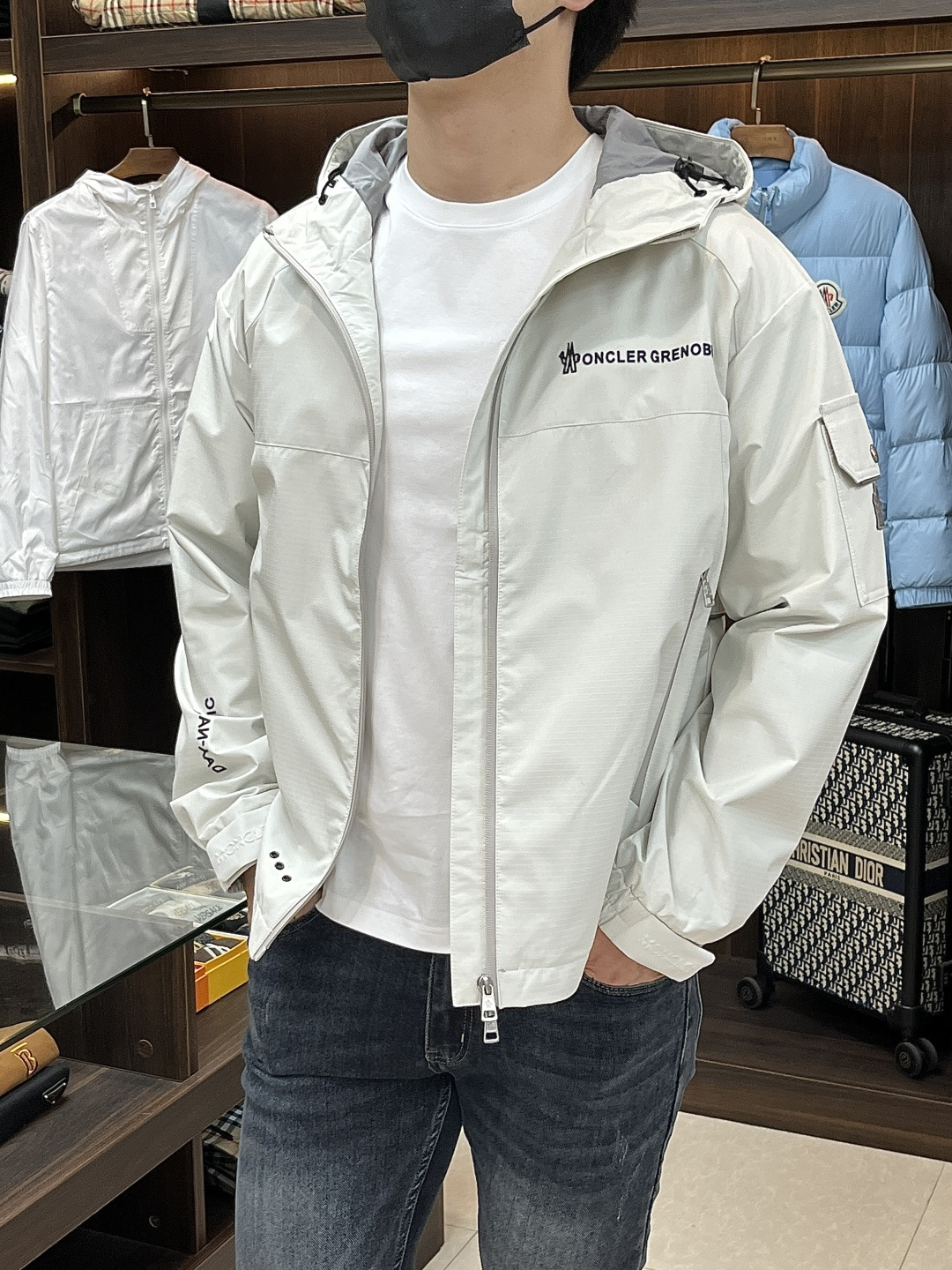 NO:504644,The main recommendation is Moncler 2025ss early autumn new style released a covert hooded jacket, a popular autumn jacket. It is comfortable and comfortable to wear, lazy and casual, combined with clean and simple colors, which is particularly pleasing to the eye, suitable for daily wear~ I love to launch sports items embellished with vitality prints!  Size M-3XL, complete three standards, shipped the next day, new H2025 model first release, Moncler, jackets & coats, jackets & coats, hats, alexander wang19860909主推 Moncler 2025ss早秋新款发布蒙口连帽夹克外套,秋季爆款外套,穿上就是舒适自在又显瘦的存在,慵懒而随性,结合干净简单的色系就特别耐看,适合日常穿着~倾情推出缀饰活力印花的运动单品！ 尺码M-3XL 三标齐全 隔天出货 H2025新款首发,,Moncler,jackets & coats,jackets & coats,hats,alexander wang,Men's clothing