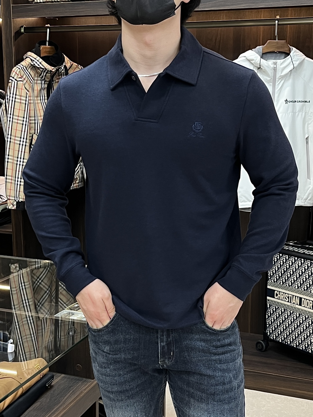 NO:504645,Mainly recommended LP new long-sleeved T-shirts for autumn and winter LP lapels exclusive custom mercerized cotton fabric, celebrities love fashion flavor, casual, simple and generous brand logo design, craft design, clean and neat tailoring, full of urban style, available for exclusive top custom fabrics, soft and dry feel, crisp and stylish, three-dimensional cutting technology, the style is high standard, the appropriate and appropriate silhouette version, and it is not tight, just feel good when you wear it, bok has so many top raw materials, creating high-end products with unparalleled value, the first choice for high-end fashion fashion people, the upper body effect is super good... Size M-3XL, loro piano, tees, t-shirt, alexander wang19860909主推 LP 秋冬新品长袖T恤 LP翻领独家定制丝光棉棉面料,明星最爱时装味休闲简单大方 品牌logo设计 工艺设计,干净利落剪裁 都市风十足 可供独家顶级定制面料,手感软糯干爽,上身效果挺括有型,立体裁剪工艺,版型上都是高标准,恰当好处的廓型版,又恰恰不紧绷,穿上心情就好,bok如此众多的顶级原料,打造出价值感无与伦比的高端产品,高端潮流时尚人士首选,上身效果超级好看……尺码M-3XL,,loro piana,tees，t-shirt,alexander wang,Men's clothing