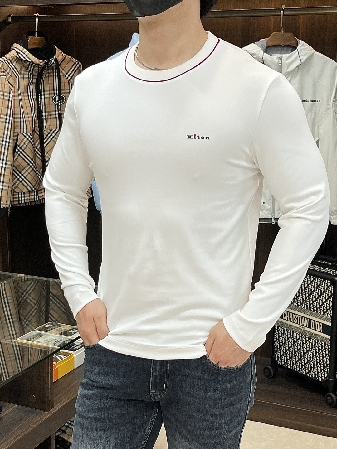 NO:504653,The main recommendation is Kiton's new autumn and winter long-sleeved T-shirt, round neck exclusive custom mercerized cotton fabric, celebrities' favorite fashion flavor, casual, simple and generous brand logo design, craft design, clean and neat tailoring, full of urban style, available for exclusive top-level custom fabrics, soft and dry feel, crisp and stylish, three-dimensional cutting technology, the style is high standard, the appropriate and silhouette version is not tight, just feel good when worn, bok has so many top-level raw materials, creating high-end products with unparalleled value, the first choice for high-end fashion fashion people, the upper body effect is super good... Size M-3XL,,tees, t-shirt, alexander wang19860909主推 Kiton 秋冬新品长袖T恤 圆领独家定制丝光棉棉面料,明星最爱时装味休闲简单大方 品牌logo设计 工艺设计,干净利落剪裁 都市风十足 可供独家顶级定制面料,手感软糯干爽,上身效果挺括有型,立体裁剪工艺,版型上都是高标准,恰当好处的廓型版,又恰恰不紧绷,穿上心情就好,bok如此众多的顶级原料,打造出价值感无与伦比的高端产品,高端潮流时尚人士首选,上身效果超级好看……尺码M-3XL,,tees，t-shirt,alexander wang,Men's clothing