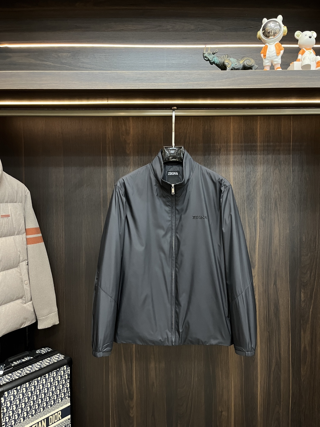 NO:504642,The main recommendation Zegna 2025ss early autumn new style released Zegna stand-up collar jacket, a popular autumn thin cotton jacket, which makes you feel comfortable and slim when worn. It is lazy and casual, combined with clean and simple colors, it is particularly pleasing to look at and suitable for daily wear~ I love to launch sports items embellished with vitality prints!  Size M-3XL, complete three standards, shipped the next day, new H2025 model first release, zegna, jackets & coats, jackets & coats, alexander wang19860909主推 Zegna 2025ss早秋新款发布杰尼亚立领夹克外套,秋季爆款夹薄棉夹克,穿上就是舒适自在又显瘦的存在,慵懒而随性,结合干净简单的色系就特别耐看,适合日常穿着~倾情推出缀饰活力印花的运动单品！ 尺码M-3XL 三标齐全 隔天出货 H2025新款首发,,zegna,jackets & coats,jackets & coats,alexander wang,Men's clothing