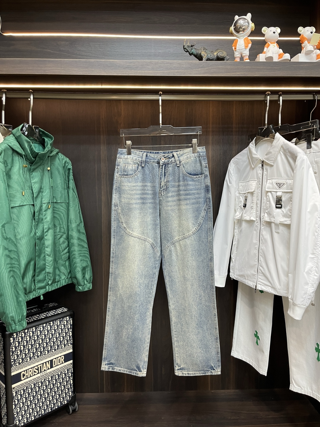 NO:519787,The main recommendation is Prada exclusively for new Prada trendy men's fashionable wide-leg jeans, high-end European version original single pants, trendy and fashionable casual pants, breathable and comfortable, impeccable details, brand element design concept, reflecting high quality. It presents casual cut, and the upper body style is superb!  Number of codes 29-38 (no 35 37) H new model first release, prada, prada, jeans, alexander wang19860909主推 Prada 独家专供新款普拉达潮男时尚阔腿牛仔裤,高端欧版原单裤子,潮流时尚休闲裤子 透气舒适度高,细节无可挑剔,品牌元素设计理念,体现高品质.呈现休闲裁剪,上身版型超赞！ 码数29-38（无35 37） H新款首发,,prada,prada,jeans,alexander wang,Men's clothing