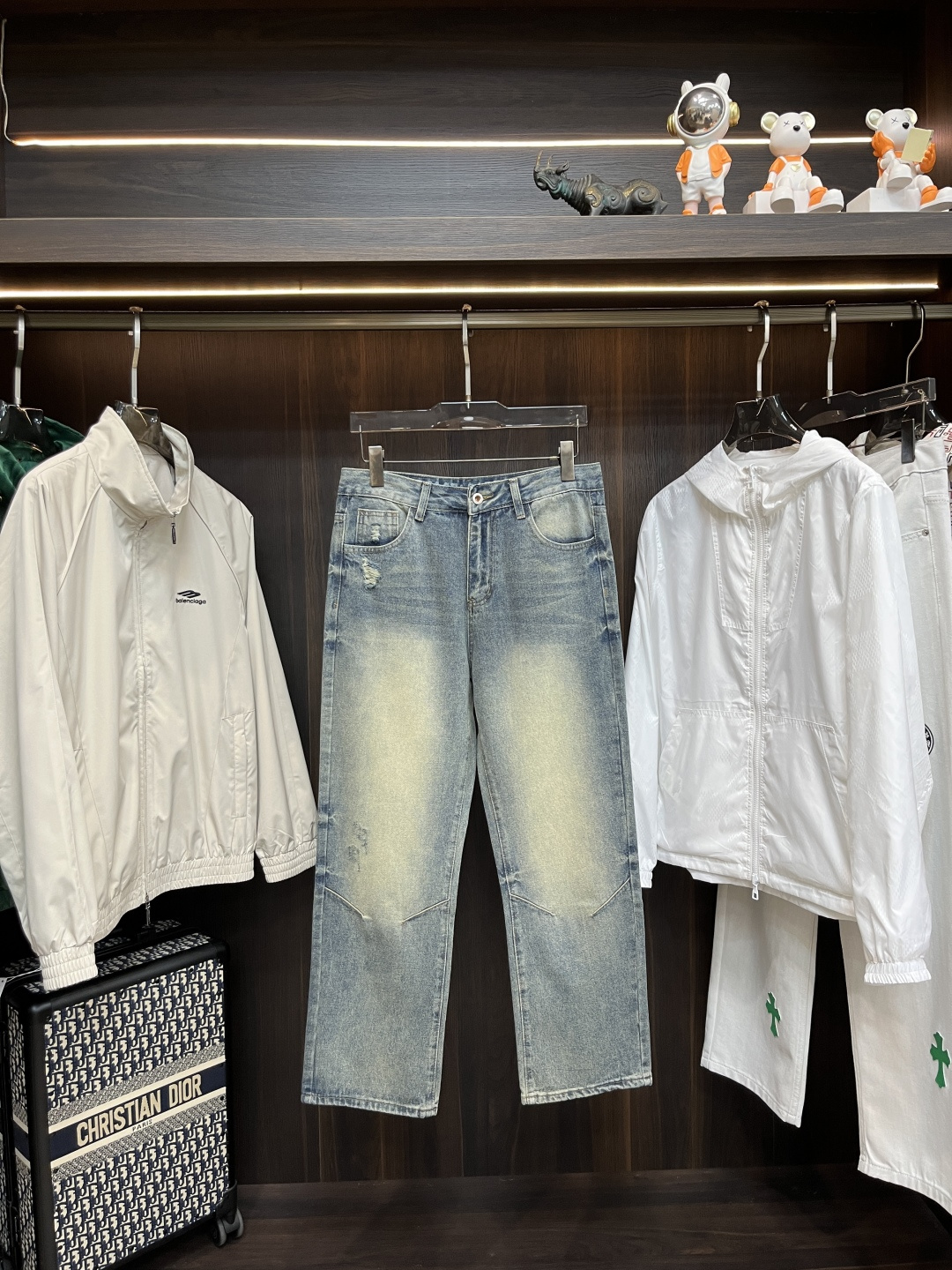 NO:519770,The main recommendation D&G is exclusively available for the new Dolce & Gabbana trendy men's fashionable wide-leg jeans, high-end European version original single pants, trendy and fashionable casual pants, breathable and comfortable, impeccable details, brand element design concept, reflecting high quality. It presents casual cut, and the upper body style is superb!  Number of codes 29-38 (no 35 37) H new model first release, Dolce & Gabbana, Dolce & Gabbana, jeans, alexander wang19860909主推 D&G 独家专供新款杜嘉班纳潮男时尚阔腿牛仔裤,高端欧版原单裤子,潮流时尚休闲裤子 透气舒适度高,细节无可挑剔,品牌元素设计理念,体现高品质.呈现休闲裁剪,上身版型超赞！ 码数29-38（无35 37） H新款首发,,Dolce&Gabbana,Dolce&Gabbana,jeans,alexander wang,Men's clothing