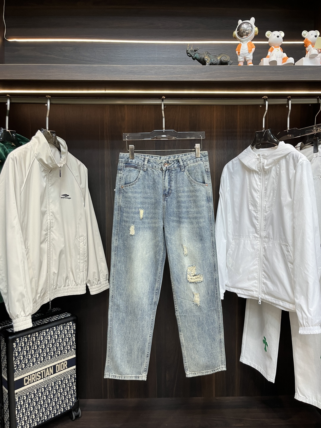 NO:519772,The main recommendation is Loewe. It is exclusively exclusive to the new Loewe men's fashionable wide-leg jeans, high-end European version original single pants, trendy and fashionable casual pants. It has high breathability and comfort, impeccable details, and the brand element design concept reflects high quality. It presents casual cuts, and the upper body style is superb!  Number of codes 29-38 (no 35 37) H new model first release, loewe, loewe, jeans, alexander wang19860909主推 Loewe 独家专供新款罗意威潮男时尚阔腿牛仔裤,高端欧版原单裤子,潮流时尚休闲裤子 透气舒适度高,细节无可挑剔,品牌元素设计理念,体现高品质.呈现休闲裁剪,上身版型超赞！ 码数29-38（无35 37） H新款首发,,loewe,loewe,jeans,alexander wang,Men's clothing