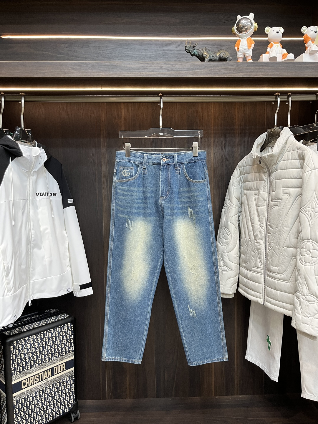 NO:519776,The main recommendation Gucci is exclusively available for new Gucci trendy men's fashionable wide-leg jeans, high-end European version original single pants, trendy and fashionable casual pants, breathable and comfortable, impeccable details, brand element design concept, reflecting high quality. It presents casual cut, and the upper body style is superb!  Number of codes 29-38 (no 35 37) H new model first release, gucci, gucci, jeans, alexander wang19860909主推 Gucci 独家专供新款古驰潮男时尚阔腿牛仔裤,高端欧版原单裤子,潮流时尚休闲裤子 透气舒适度高,细节无可挑剔,品牌元素设计理念,体现高品质.呈现休闲裁剪,上身版型超赞！ 码数29-38（无35 37） H新款首发,,gucci,gucci,jeans,alexander wang,Men's clothing