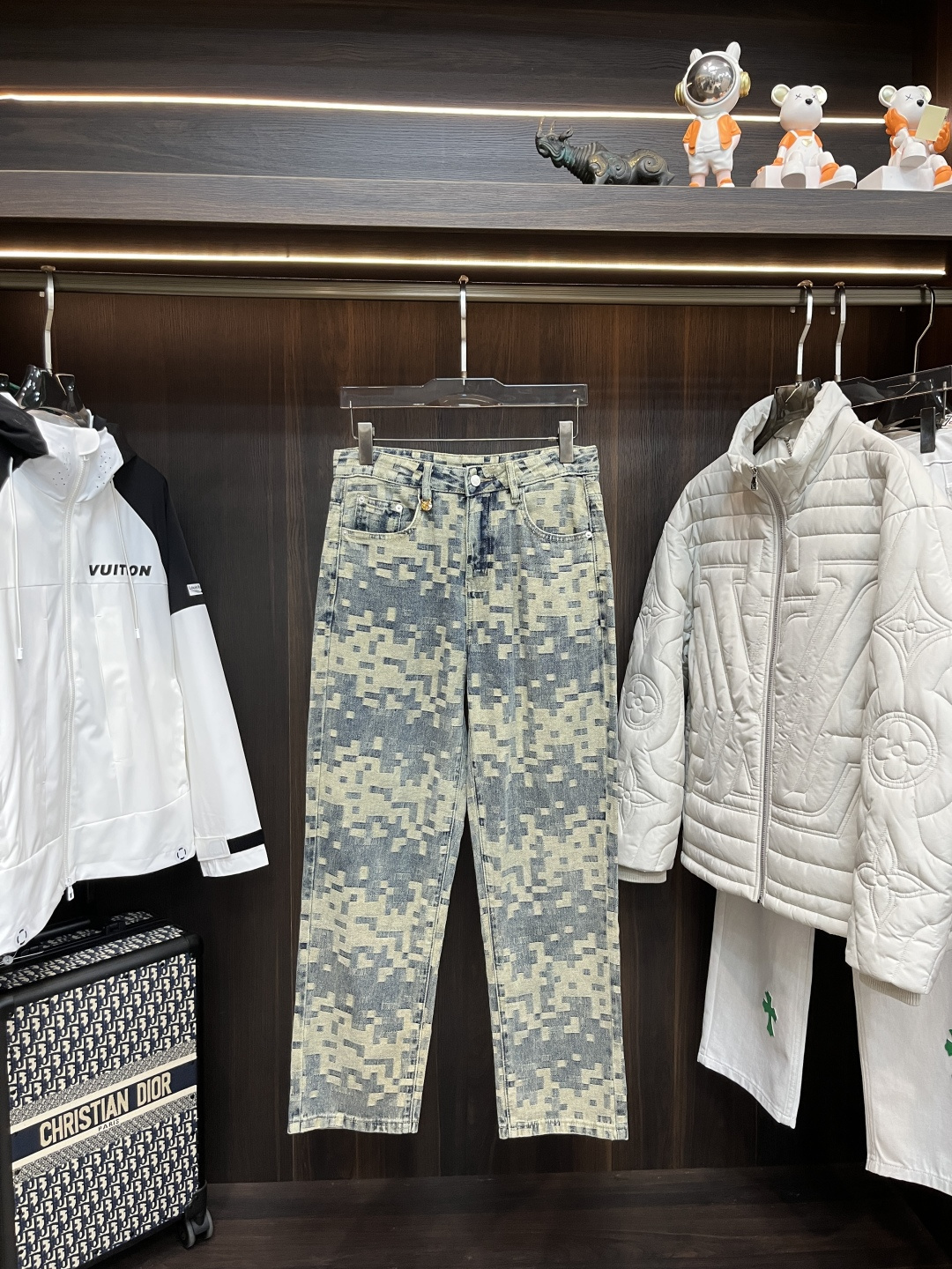 NO:519780,The main recommendation LV is exclusively available for new donkey brand trendy men's fashionable wide-leg jeans, high-end European version original single pants, trendy and fashionable casual pants. It has high breathability and comfort, impeccable details, and the brand element design concept reflects high quality. It presents casual cuts, and the upper body style is superb!  Number of codes 29-38 (no 35 37) H new model first release, louis vuitton, louis vuitton, jeans, alexander wang19860909主推 LV 独家专供新款驴牌潮男时尚阔腿牛仔裤,高端欧版原单裤子,潮流时尚休闲裤子 透气舒适度高,细节无可挑剔,品牌元素设计理念,体现高品质.呈现休闲裁剪,上身版型超赞！ 码数29-38（无35 37） H新款首发,,louis vuitton,louis vuitton,jeans,alexander wang,Men's clothing