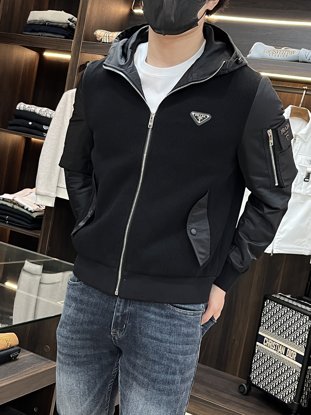 NO:508776,The main recommendation is the new Prada ss early autumn style released Prada hooded jacket, a popular autumn style thin cotton jacket, and a thin cotton jacket with triangle metal logo. It is comfortable and comfortable to wear. It is lazy and casual, combined with a clean and simple color scheme, which is particularly pleasing to look at and suitable for daily wear. It is passionately launched sports items embellished with vibrant prints!  Size M-3XL, complete three standards, shipped the next day, new H models are launched, prada, prada, jackets & coats, jackets & coats, hats, alexander wang19860909主推 Prada ss早秋新款发布普拉达连帽夹克外套,秋季爆款夹薄棉夹克,三角金属logo薄棉外套,穿上就是舒适自在又显瘦的存在,慵懒而随性,结合干净简单的色系就特别耐看,适合日常穿着~倾情推出缀饰活力印花的运动单品！ 尺码M-3XL 三标齐全 隔天出货 H新款首发,,prada,prada,jackets & coats,jackets & coats,hats,alexander wang,Men's clothing
