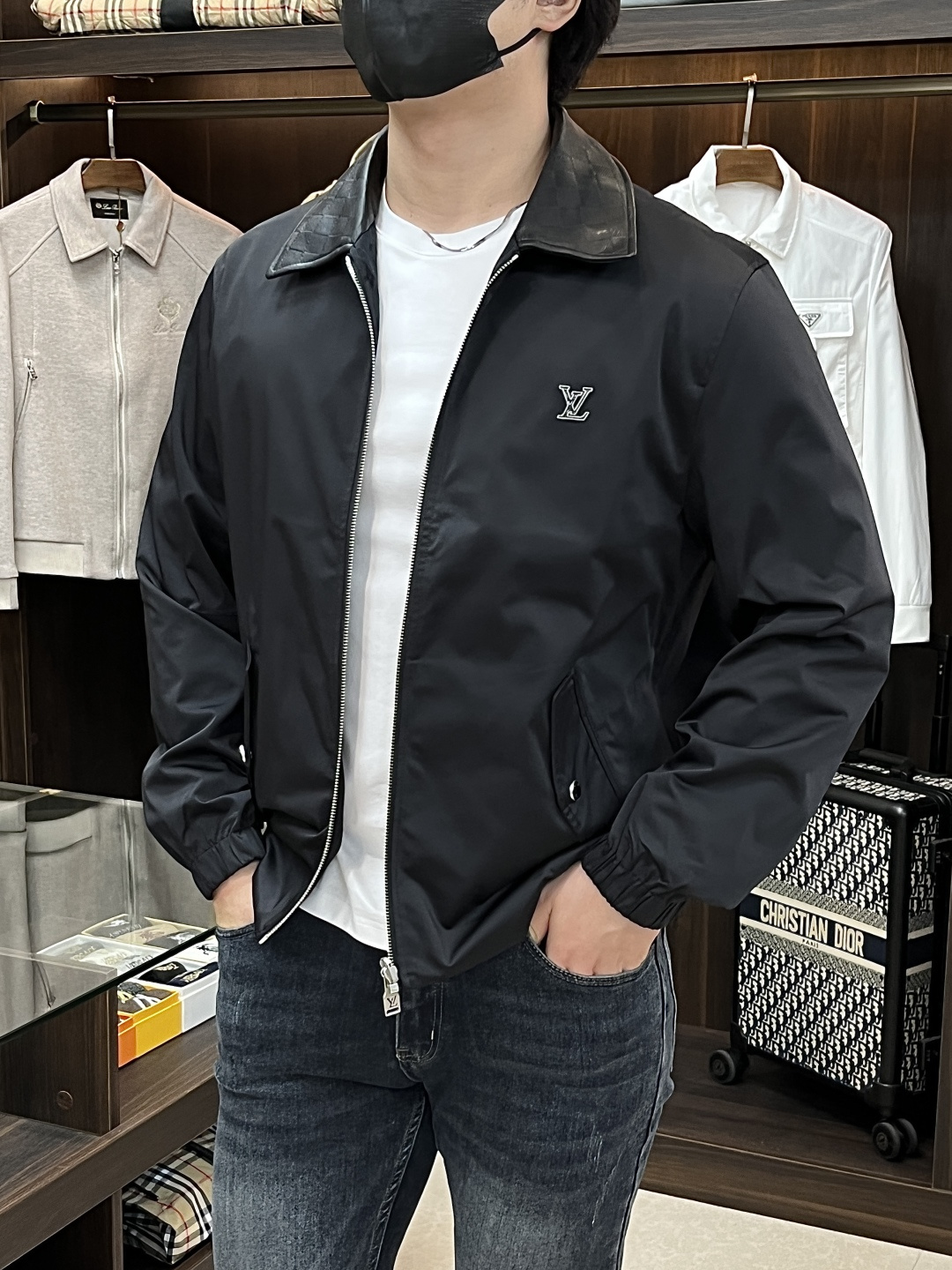 NO:508785,The main recommendation is the new LV Ss early autumn style. The donkey brand lapel jacket is released, the autumn hot-style thin cotton jacket, and the letter metal logo thin cotton jacket. It is comfortable and comfortable to wear. It is lazy and casual, combined with clean and simple colors, which is particularly pleasing to look at. It is suitable for daily wear~ I love to launch sports items embellished with vitality prints!  Size M-3XL, complete three standards, shipped the next day, new H models first launch, louis vuitton, louis vuitton, jackets & coats, jackets & coats, alexander wang19860909主推 LV ss早秋新款发布驴牌翻领夹克外套,秋季爆款夹薄棉夹克,字母金属logo薄棉外套,穿上就是舒适自在又显瘦的存在,慵懒而随性,结合干净简单的色系就特别耐看,适合日常穿着~倾情推出缀饰活力印花的运动单品！ 尺码M-3XL 三标齐全 隔天出货 H新款首发,,louis vuitton,louis vuitton,jackets & coats,jackets & coats,alexander wang,Men's clothing