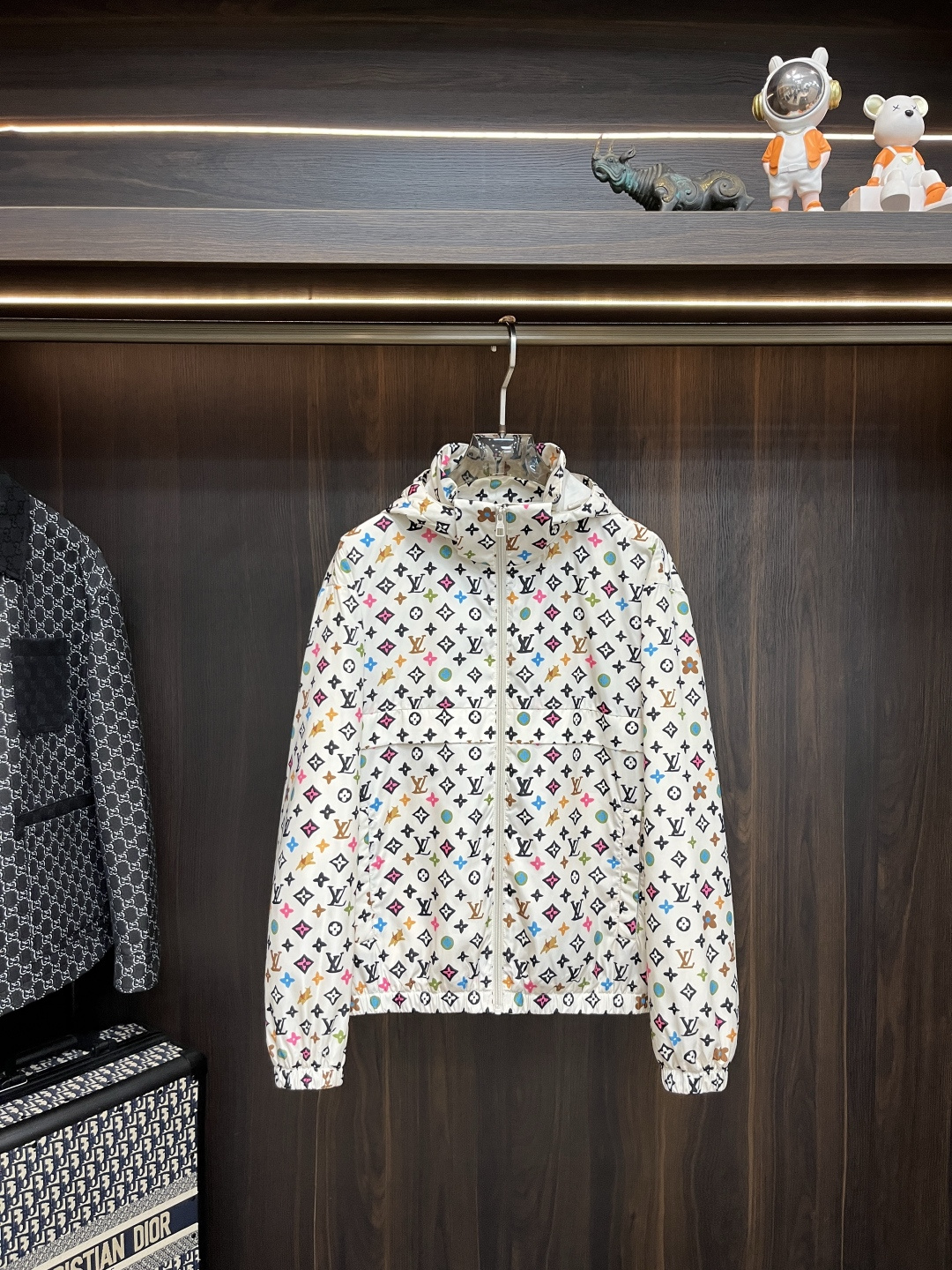 NO:508788,The main recommendation is the new LV Ss early autumn style. The donkey brand hooded jacket is released, the autumn hot-sized thin cotton jacket, and the letter printed thin cotton jacket. It is comfortable and comfortable to wear. It is lazy and casual, combined with clean and simple colors, which is particularly pleasing to look at. It is suitable for daily wear~ I love to launch sports items embellished with vitality printed!  Size M-3XL, complete three standards, shipped the next day, new H models first launch, louis vuitton, louis vuitton, jackets & coats, jackets & coats, hats, alexander wang19860909主推 LV ss早秋新款发布驴牌连帽夹克外套,秋季爆款夹薄棉夹克,字母印花薄棉外套,穿上就是舒适自在又显瘦的存在,慵懒而随性,结合干净简单的色系就特别耐看,适合日常穿着~倾情推出缀饰活力印花的运动单品！ 尺码M-3XL 三标齐全 隔天出货 H新款首发,,louis vuitton,louis vuitton,jackets & coats,jackets & coats,hats,alexander wang,Men's clothing