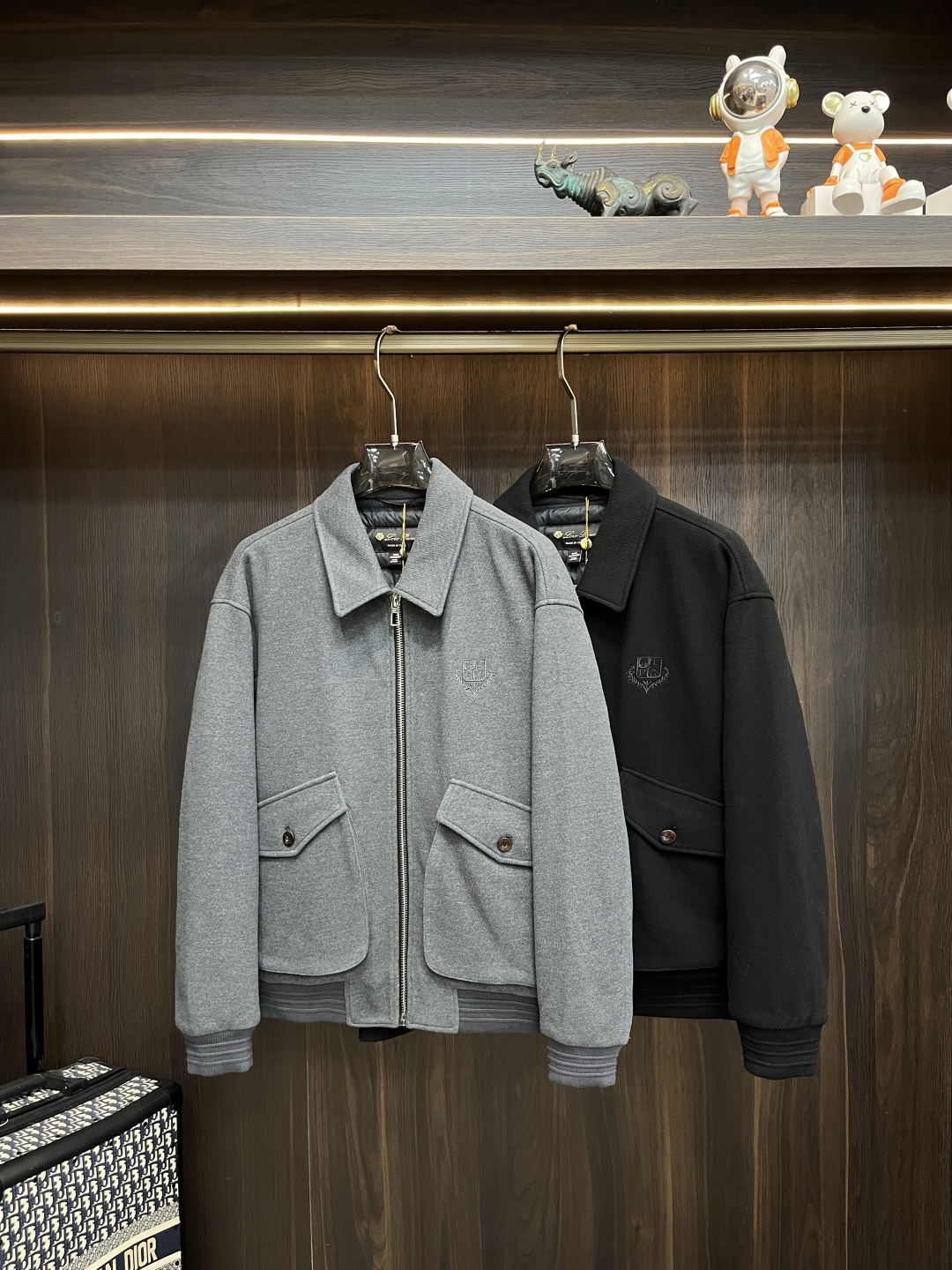 NO:508791,The main down recommendation LP 1995ss early autumn new model released LP lapel down jacket!  The popular letter printed down jacket in autumn and winter, and the 90-white goose down jacket is comfortable and comfortable and slim when worn. It is lazy and casual, combined with clean and simple colors, it is particularly pleasing to look at. It is suitable for daily wear~ I love to launch sports items embellished with vitality printed!  Size M-3XL, complete three standards, shipped the next day, new H models first launch, loro piano, jackets & coats, down jacket, alexander wang19860909羽绒主推 LP 1995ss早秋新款发布LP翻领羽绒服！秋冬爆款字母印花羽绒外套,90白鹅绒填充羽绒服,穿上就是舒适自在又显瘦的存在,慵懒而随性,结合干净简单的色系就特别耐看,适合日常穿着~倾情推出缀饰活力印花的运动单品！ 尺码M-3XL 三标齐全 隔天出货 H新款首发,,loro piana,jackets & coats,down jacket,alexander wang,Men's clothing