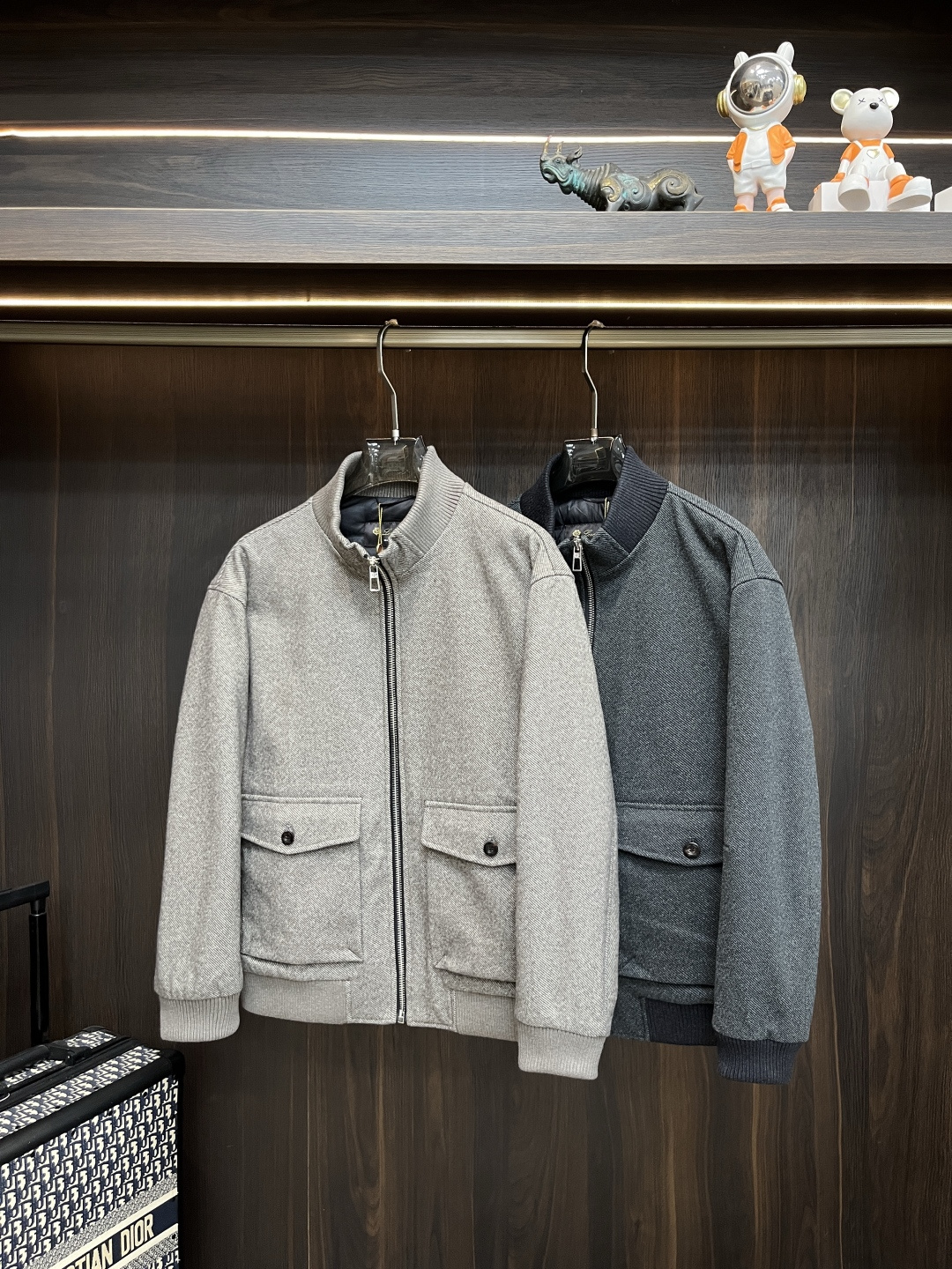 NO:508769,The main down recommendation LP 1995ss early autumn new model released LP stand-alone down jacket!  The popular letter printed down jacket in autumn and winter, and the 90-white goose down jacket is comfortable and comfortable and slim when worn. It is lazy and casual, combined with clean and simple colors, it is particularly pleasing to look at. It is suitable for daily wear~ I love to launch sports items embellished with vitality printed!  Size M-3XL, complete three standards, shipped the next day, new H models first launch, loro piano, jackets & coats, down jacket, alexander wang19860909羽绒主推 LP 1995ss早秋新款发布LP立领羽绒服！秋冬爆款字母印花羽绒外套,90白鹅绒填充羽绒服,穿上就是舒适自在又显瘦的存在,慵懒而随性,结合干净简单的色系就特别耐看,适合日常穿着~倾情推出缀饰活力印花的运动单品！ 尺码M-3XL 三标齐全 隔天出货 H新款首发,,loro piana,jackets & coats,down jacket,alexander wang,Men's clothing