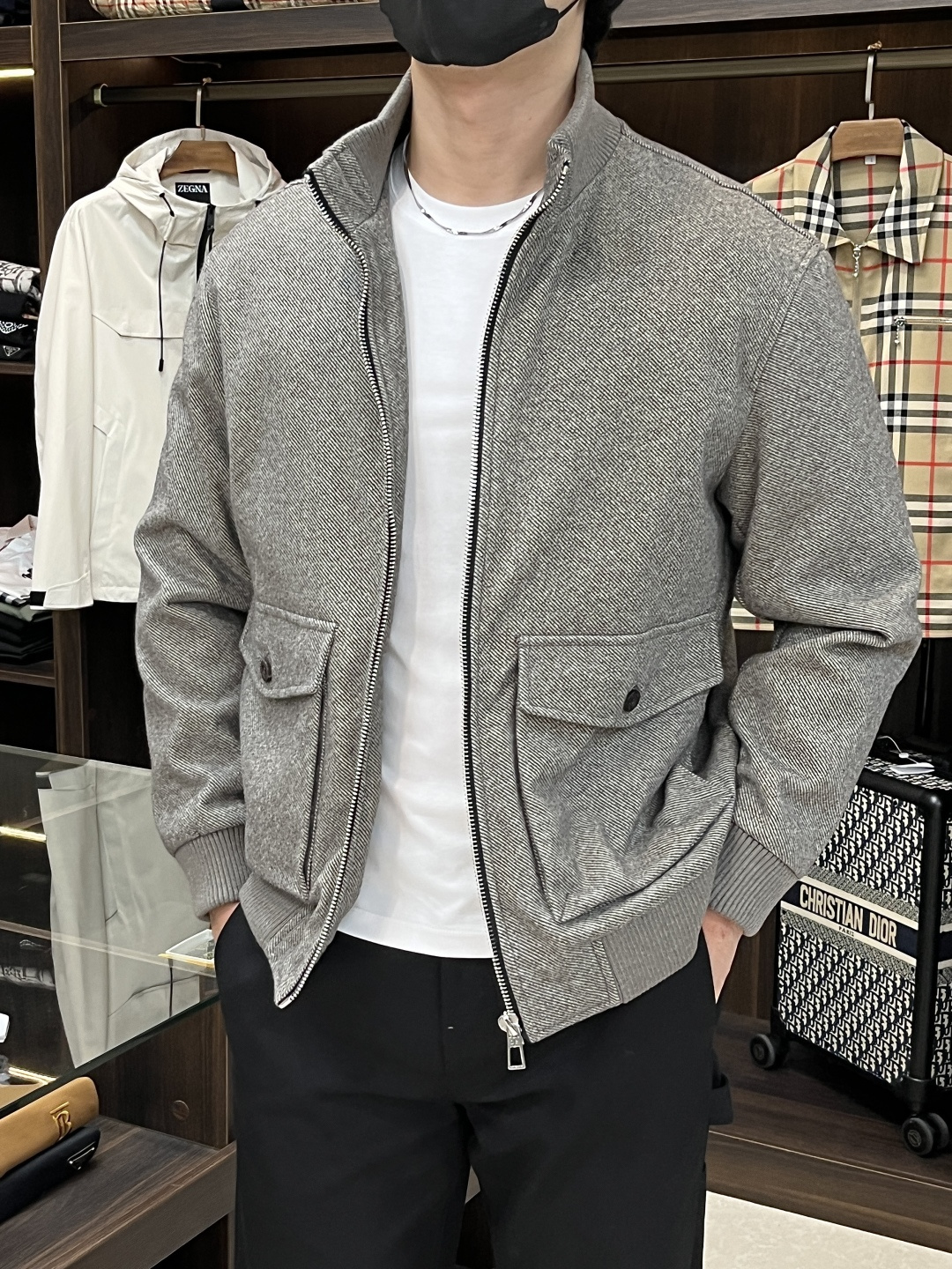 NO:521025,The main down recommendation LP 1990ss early autumn new model released LP stand-alone down jacket!  The popular letter printed down jacket in autumn and winter, and the 90-white goose down jacket is comfortable and comfortable and slim when worn. It is lazy and casual, combined with clean and simple colors, it is particularly pleasing to look at. It is suitable for daily wear~ I love to launch sports items embellished with vitality printed!  Size M-3XL, complete three standards, shipped the next day, new H models first launch, loro piano, jackets & coats, down jacket, alexander wang19860909羽绒主推 LP 1990ss早秋新款发布LP立领羽绒服！秋冬爆款字母印花羽绒外套,90白鹅绒填充羽绒服,穿上就是舒适自在又显瘦的存在,慵懒而随性,结合干净简单的色系就特别耐看,适合日常穿着~倾情推出缀饰活力印花的运动单品！ 尺码M-3XL 三标齐全 隔天出货 H新款首发,,loro piana,jackets & coats,down jacket,alexander wang,Men's clothing