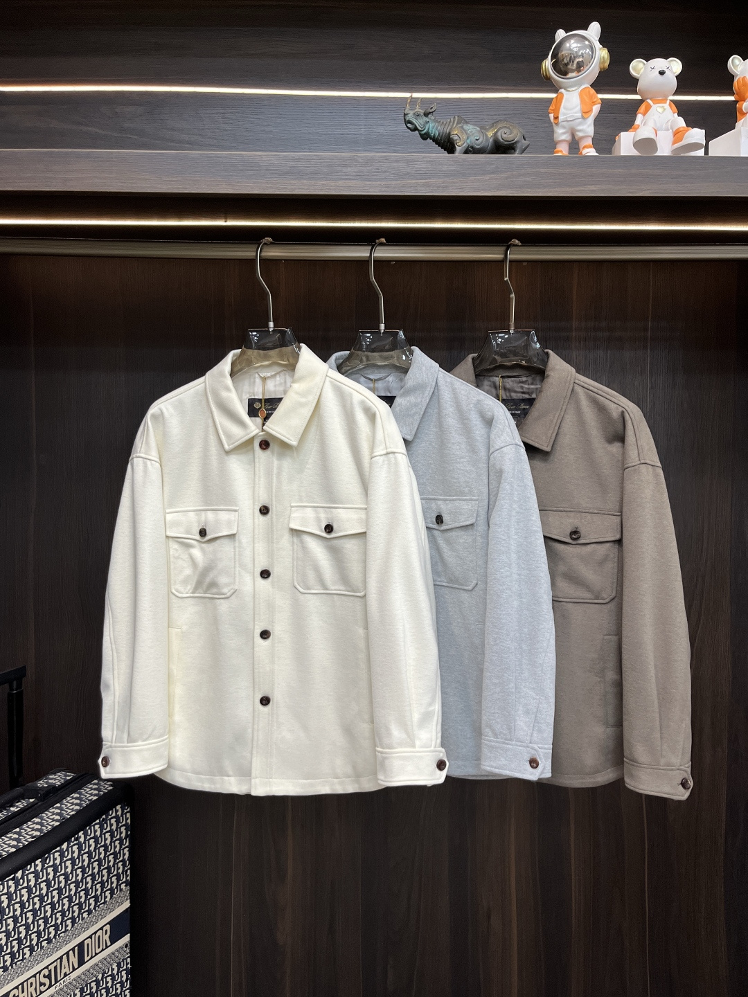 NO:508771,The main recommendation is the new LP 1995ss early autumn style to release the LP lapel feather jacket!  A popular autumn and winter thin cotton jacket, a double pocket shirt on the chest is comfortable and comfortable, lazy and casual, combined with a clean and simple color scheme, it is particularly pleasing to look at and suitable for daily wear~ I love to launch sports items embellished with vitality prints!  Size M-3XL, complete three standards, shipped the next day, new H models are launched, loro piano, jackets & coats, jackets & coats, shirts, alexander wang19860909主推 LP 1995ss早秋新款发布LP翻领羽夹克外套！秋冬爆款夹薄棉外套,胸前双口袋衬衫款穿上就是舒适自在又显瘦的存在,慵懒而随性,结合干净简单的色系就特别耐看,适合日常穿着~倾情推出缀饰活力印花的运动单品！ 尺码M-3XL 三标齐全 隔天出货 H新款首发,,loro piana,jackets & coats,jackets & coats,shirts,alexander wang,Men's clothing