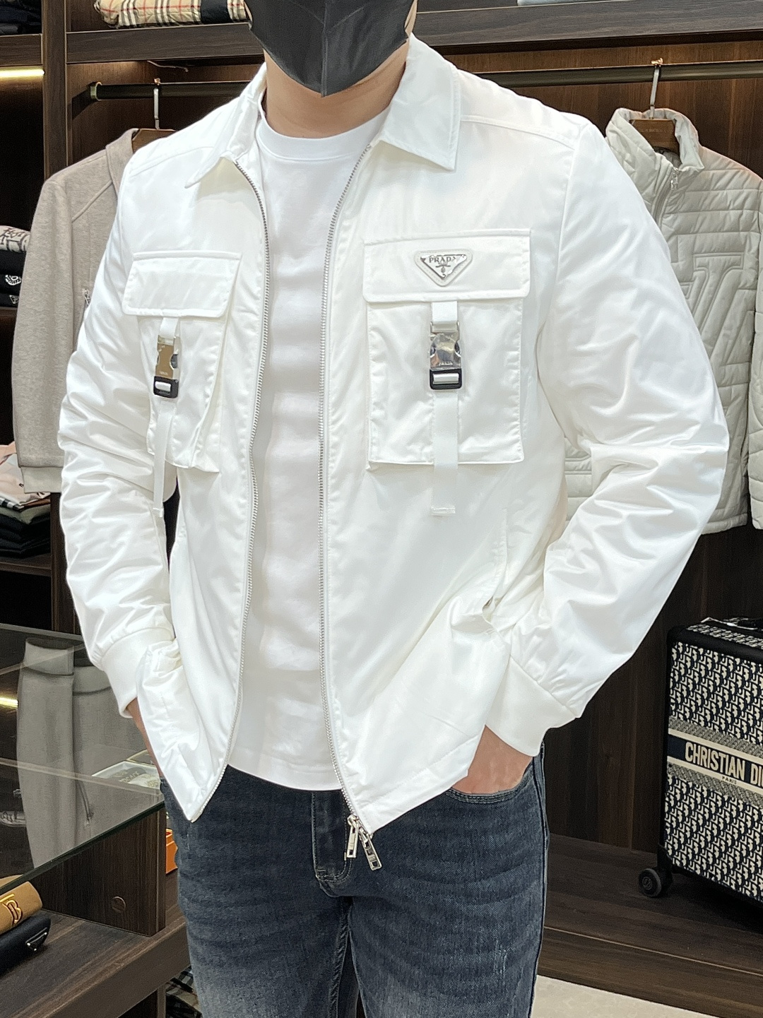 NO:510051,The main recommendation is the new Prada Ss early autumn style released Prada stand-up collar jacket, a hot autumn style thin cotton jacket, and a thin cotton jacket with letters. It is comfortable and comfortable to wear. It is lazy and casual, combined with a clean and simple color scheme, which is particularly pleasing to look at and suitable for daily wear. It is passionately launched sports items embellished with vibrant prints!  Size M-3XL, complete three standards, shipped the next day, new H models are launched, prada, prada, jackets & coats, jackets & coats, alexander wang19860909主推 Prada ss早秋新款发布普拉达立领夹克外套,秋季爆款夹薄棉夹克,字母金属logo薄棉外套,穿上就是舒适自在又显瘦的存在,慵懒而随性,结合干净简单的色系就特别耐看,适合日常穿着~倾情推出缀饰活力印花的运动单品！ 尺码M-3XL 三标齐全 隔天出货 H新款首发,,prada,prada,jackets & coats,jackets & coats,alexander wang,Men's clothing