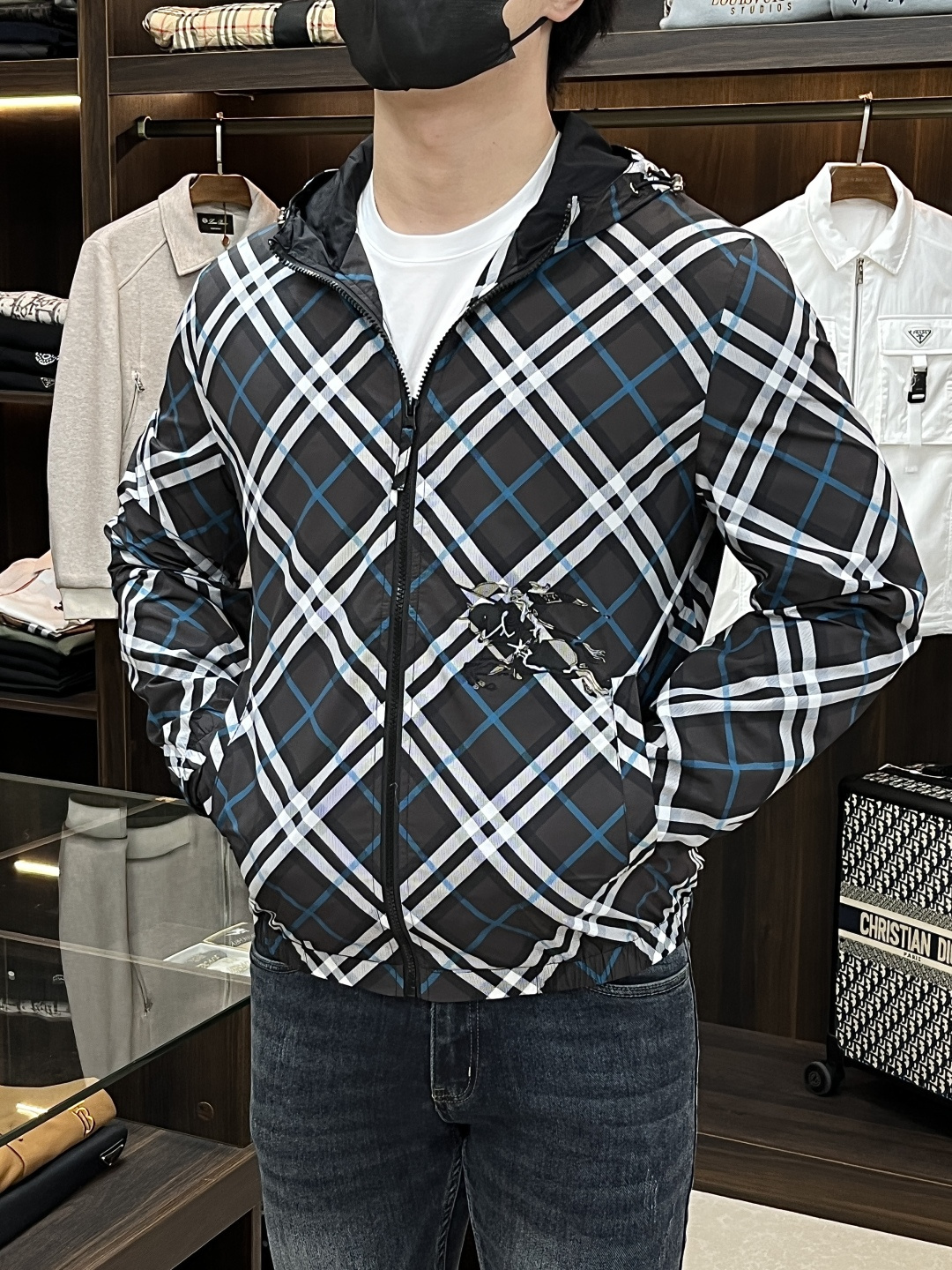 NO:510035,The main recommendation is Burberry Ss's early autumn new style released Burberry hooded jacket, a hot autumn style thin cotton jacket, and a thin cotton jacket with letters. It is comfortable and comfortable to wear. It is lazy and casual, combined with clean and simple colors, and is particularly durable and suitable for daily wear. It is passionately launched sports items embellished with vibrant prints!  Size M-3XL, complete three standards, shipped the next day, new H models are launched, burberry, burberry, jackets & coats, jackets & coats, hats, alexander wang19860909主推 Burberry ss早秋新款发布巴宝莉连帽夹克外套,秋季爆款夹薄棉夹克,字母金属logo薄棉外套,穿上就是舒适自在又显瘦的存在,慵懒而随性,结合干净简单的色系就特别耐看,适合日常穿着~倾情推出缀饰活力印花的运动单品！ 尺码M-3XL 三标齐全 隔天出货 H新款首发,,burberry,burberry,jackets & coats,jackets & coats,hats,alexander wang,Men's clothing