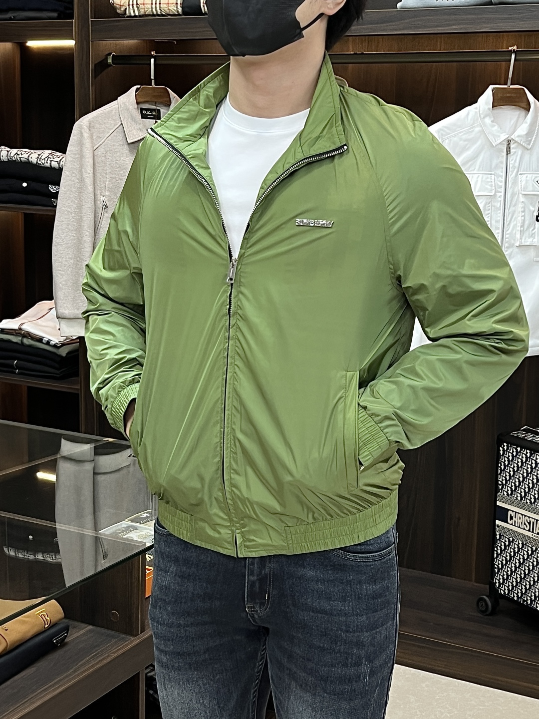 NO:510038,The main recommendation is Burberry Ss's early autumn new style released Burberry stand-up collar jacket, a hot autumn style thin cotton jacket, and a thin cotton jacket with letters. It is comfortable and comfortable to wear. It is lazy and casual, combined with clean and simple colors, and is particularly durable and suitable for daily wear. It is passionately launched sports items with embellishment and vitality printing!  Size M-3XL, complete three standards, shipped the next day, new H models are launched, burberry, burberry, jackets & coats, jackets & coats, alexander wang19860909主推 Burberry ss早秋新款发布巴宝莉立领夹克外套,秋季爆款夹薄棉夹克,字母金属logo薄棉外套,穿上就是舒适自在又显瘦的存在,慵懒而随性,结合干净简单的色系就特别耐看,适合日常穿着~倾情推出缀饰活力印花的运动单品！ 尺码M-3XL 三标齐全 隔天出货 H新款首发,,burberry,burberry,jackets & coats,jackets & coats,alexander wang,Men's clothing