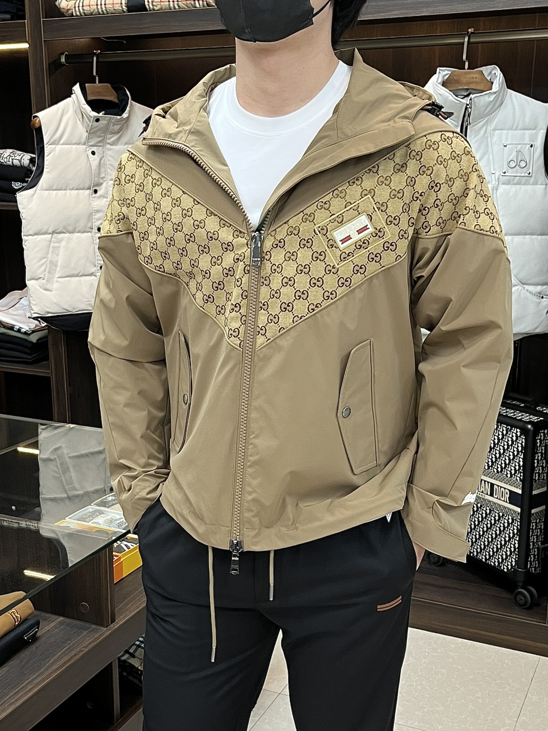 NO:510041,The main recommendation is Gucci Ss's early autumn new model released Gucci hooded jacket, a hot autumn style thin cotton jacket, and a thin cotton jacket with letters. It is comfortable and comfortable to wear. It is lazy and casual, combined with clean and simple colors, and is particularly durable and suitable for daily wear. It is passionately launched sports items embellished with vibrant prints!  Size M-3XL, complete three standards, shipped the next day, new H models are launched, gucci, gucci, jackets & coats, jackets & coats, hats, alexander wang19860909主推 Gucci ss早秋新款发布古驰连帽夹克外套,秋季爆款夹薄棉夹克,字母金属logo薄棉外套,穿上就是舒适自在又显瘦的存在,慵懒而随性,结合干净简单的色系就特别耐看,适合日常穿着~倾情推出缀饰活力印花的运动单品！ 尺码M-3XL 三标齐全 隔天出货 H新款首发,,gucci,gucci,jackets & coats,jackets & coats,hats,alexander wang,Men's clothing