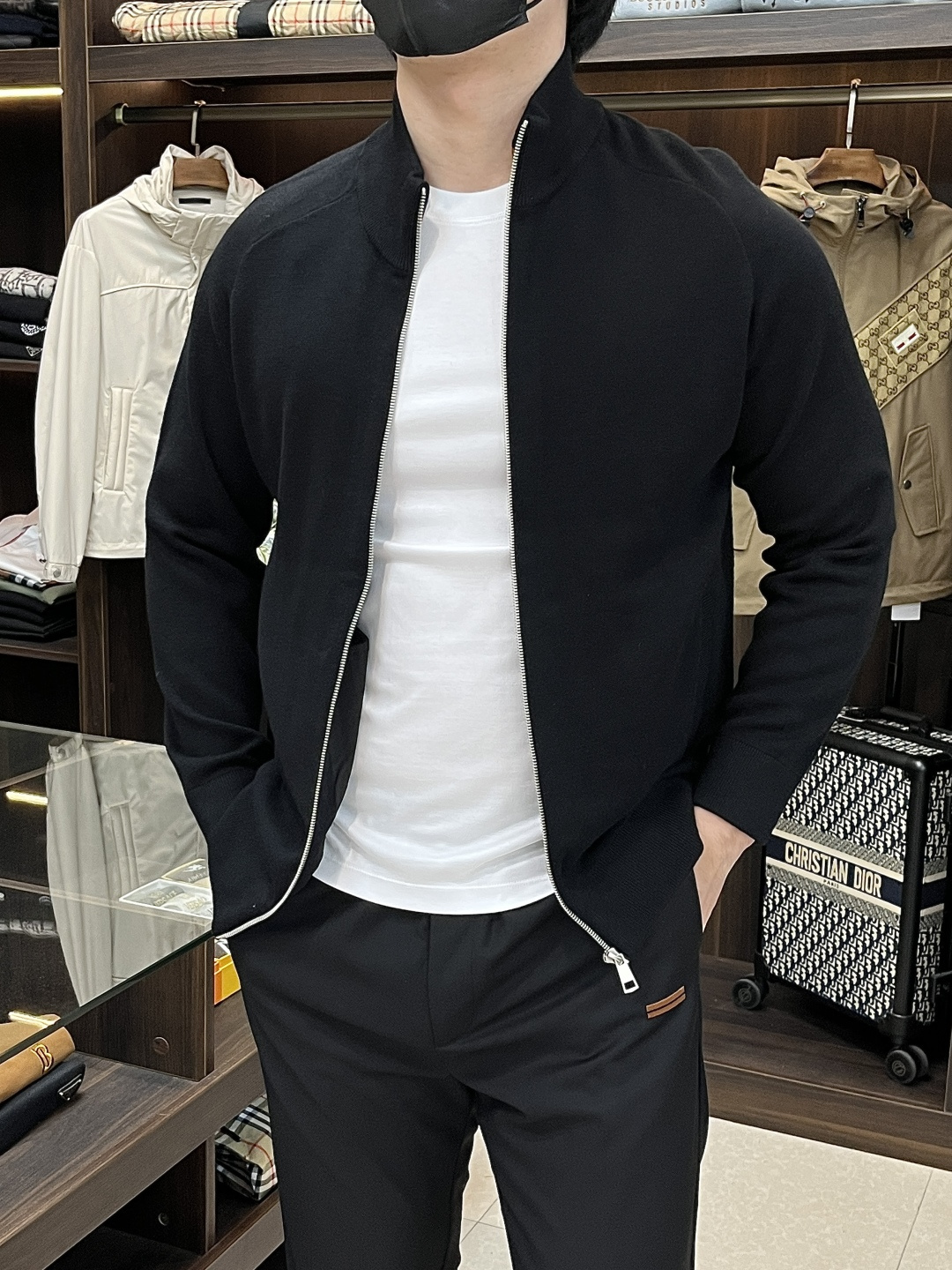 NO:510044,The main recommendation Zegna Ss is the new early autumn style released. The Zegna stand-up collar jacket is a popular autumn style thin cotton jacket, and the letter metal logo thin cotton jacket. It is comfortable and comfortable to wear. It is lazy and casual, combined with clean and simple colors, which is particularly durable and suitable for daily wear. It is passionately launched sports items that embellish vibrant prints!  Size M-3XL, complete three standards, shipped the next day, new H models are launched, zegna, jackets & coats, jackets & coats, alexander wang19860909主推 Zegna ss早秋新款发布杰尼亚立领夹克外套,秋季爆款夹薄棉夹克,字母金属logo薄棉外套,穿上就是舒适自在又显瘦的存在,慵懒而随性,结合干净简单的色系就特别耐看,适合日常穿着~倾情推出缀饰活力印花的运动单品！ 尺码M-3XL 三标齐全 隔天出货 H新款首发,,zegna,jackets & coats,jackets & coats,alexander wang,Men's clothing