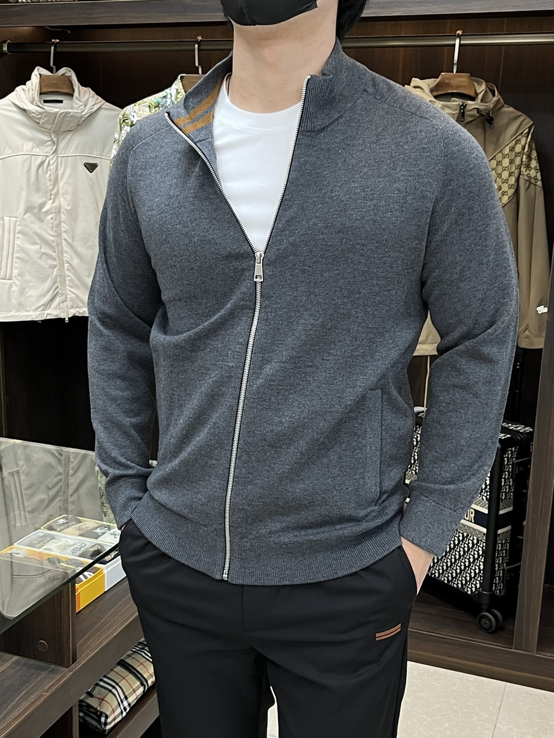 NO:510046,The main recommendation is Zegna Ss's early autumn new style released Zegna stand-up collar jacket, a hot autumn wool knitted jacket, which makes you feel comfortable and slim when worn. It is lazy and casual, combined with clean and simple colors, which is particularly pleasing to look at and suitable for daily wear~ I love to launch sports items embellished with vitality prints!  Size M-3XL, complete three standards, shipped the next day, new H models are launched, zegna, jackets & coats, jackets & coats, alexander wang19860909主推 Zegna ss早秋新款发布杰尼亚立领夹克外套,秋季爆款羊毛针织外套夹克,穿上就是舒适自在又显瘦的存在,慵懒而随性,结合干净简单的色系就特别耐看,适合日常穿着~倾情推出缀饰活力印花的运动单品！ 尺码M-3XL 三标齐全 隔天出货 H新款首发,,zegna,jackets & coats,jackets & coats,alexander wang,Men's clothing