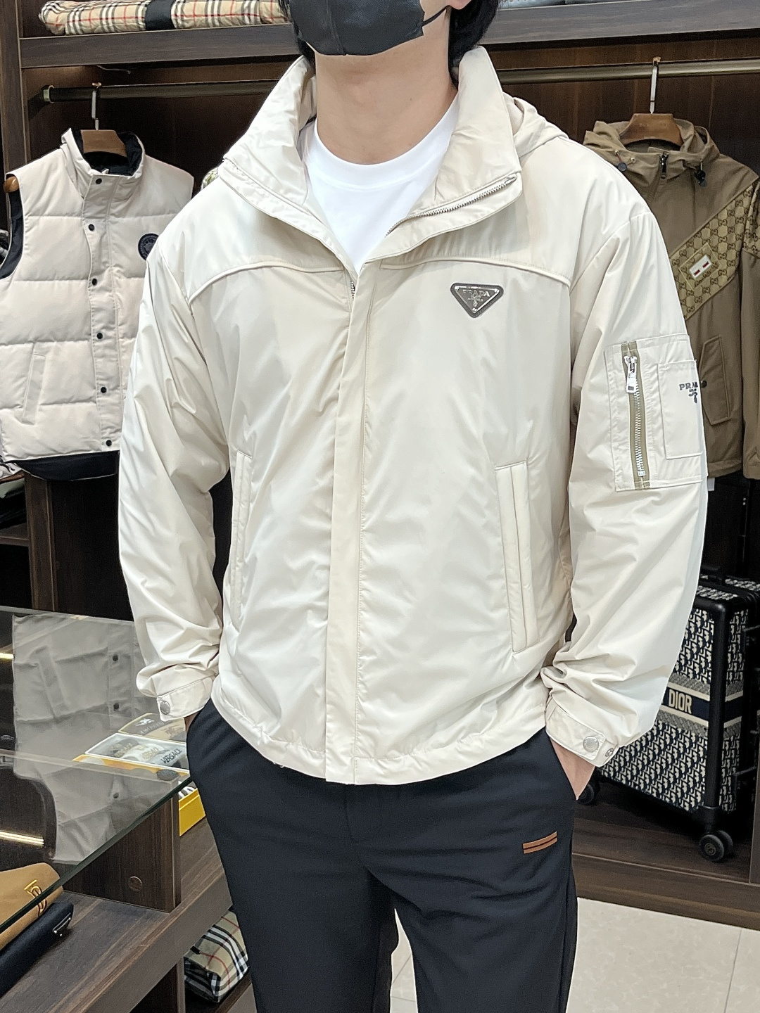 NO:510048,The main recommendation is the new Prada ss early autumn style released Prada hooded jacket, a hot autumn style thin cotton jacket, and a thin cotton jacket with letters. It is comfortable and comfortable to wear. It is lazy and casual, combined with a clean and simple color scheme, which is particularly pleasing to look at and suitable for daily wear. It is passionately launched sports items embellished with vibrant prints!  Size M-3XL, complete three standards, shipped the next day, new H models are launched, prada, prada, jackets & coats, jackets & coats, hats, alexander wang19860909主推 Prada ss早秋新款发布普拉达连帽夹克外套,秋季爆款夹薄棉夹克,字母金属logo薄棉外套,穿上就是舒适自在又显瘦的存在,慵懒而随性,结合干净简单的色系就特别耐看,适合日常穿着~倾情推出缀饰活力印花的运动单品！ 尺码M-3XL 三标齐全 隔天出货 H新款首发,,prada,prada,jackets & coats,jackets & coats,hats,alexander wang,Men's clothing