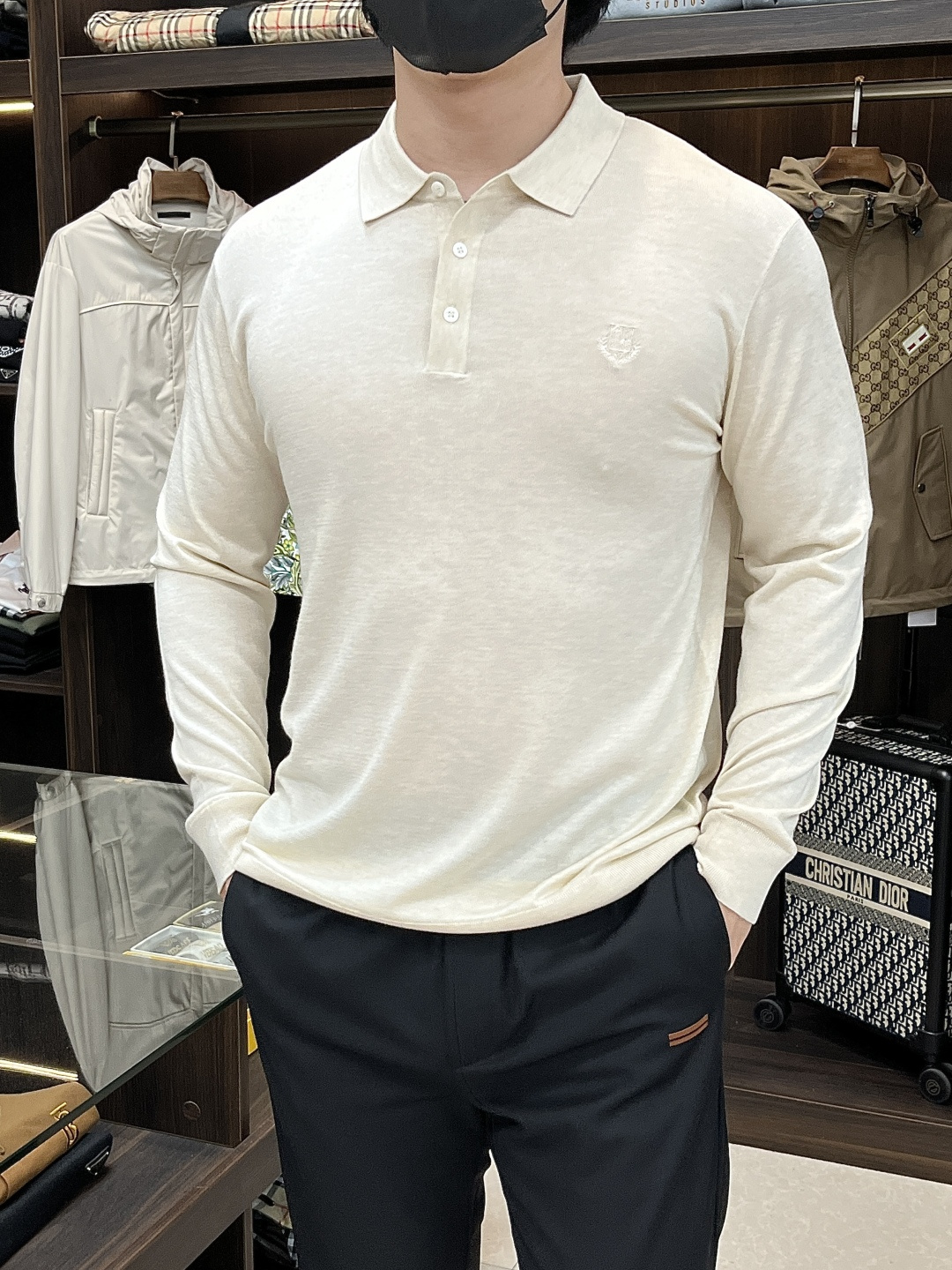 NO:510052,The main recommendation is the new LP 1995ss early autumn style. The LP lapel long-sleeved wool sweater is released. The popular wool long-sleeved wool sweater in autumn is comfortable and comfortable and slim. It is lazy and casual. Combined with a clean and simple color, it is particularly pleasing to look at and is suitable for daily wear. It is full of enthusiasm to launch sports items embellished with vitality prints!  Size M-3XL, complete three standards, shipped the next day, new H models first release, loro piano, alexander wang19860909主推 LP 1995ss早秋新款发布LP翻领长袖羊毛针织衫,秋季爆款羊毛长袖,穿上就是舒适自在又显瘦的存在,慵懒而随性,结合干净简单的色系就特别耐看,适合日常穿着~倾情推出缀饰活力印花的运动单品！ 尺码M-3XL 三标齐全 隔天出货 H新款首发,,loro piana,alexander wang,Men's clothing