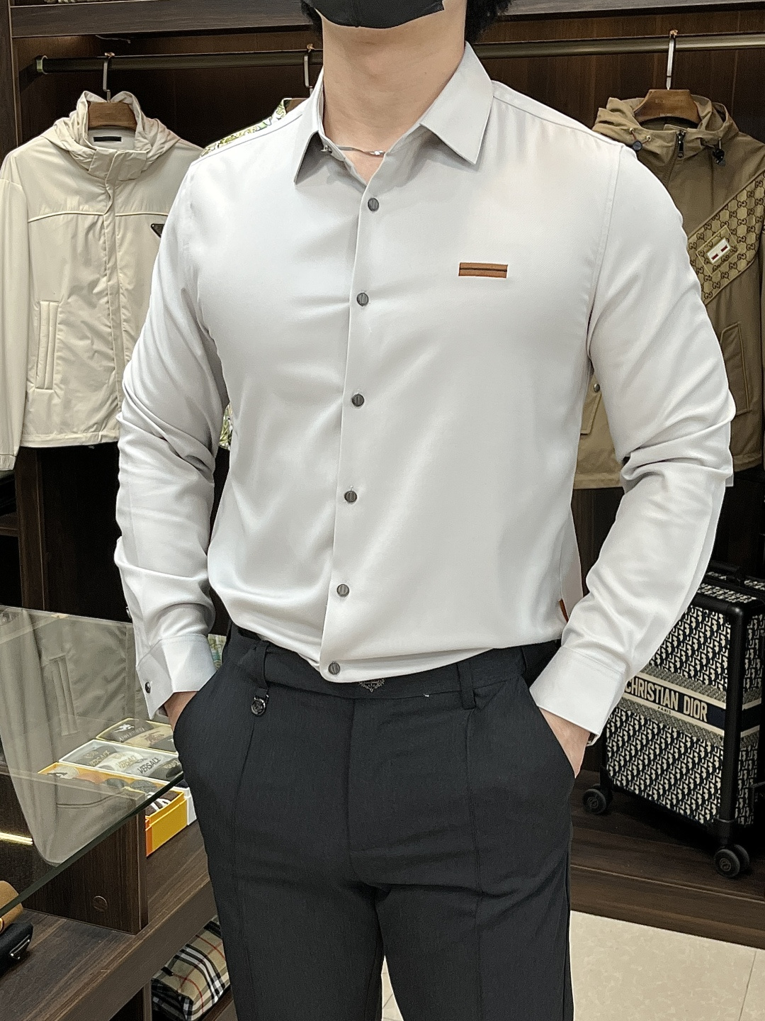 NO:510033,The main recommendation Zegna 2025ss early autumn new style released Zegna long-sleeved shirt, a popular wool long-sleeved shirt in autumn, which makes you feel comfortable and slim when worn. It is lazy and casual, combined with clean and simple colors, it is particularly pleasing to look at and is suitable for daily wear~ I love to launch sports items embellished with vitality prints!  Size M-3XL, complete three standards, shipped the next day, new H2025 model first release, zegna,shirts,alexander wang19860909主推 Zegna 2025ss早秋新款发布杰尼亚长袖衬衫,秋季爆款羊毛长袖,穿上就是舒适自在又显瘦的存在,慵懒而随性,结合干净简单的色系就特别耐看,适合日常穿着~倾情推出缀饰活力印花的运动单品！ 尺码M-3XL 三标齐全 隔天出货 H2025新款首发,,zegna,shirts,alexander wang,Men's clothing