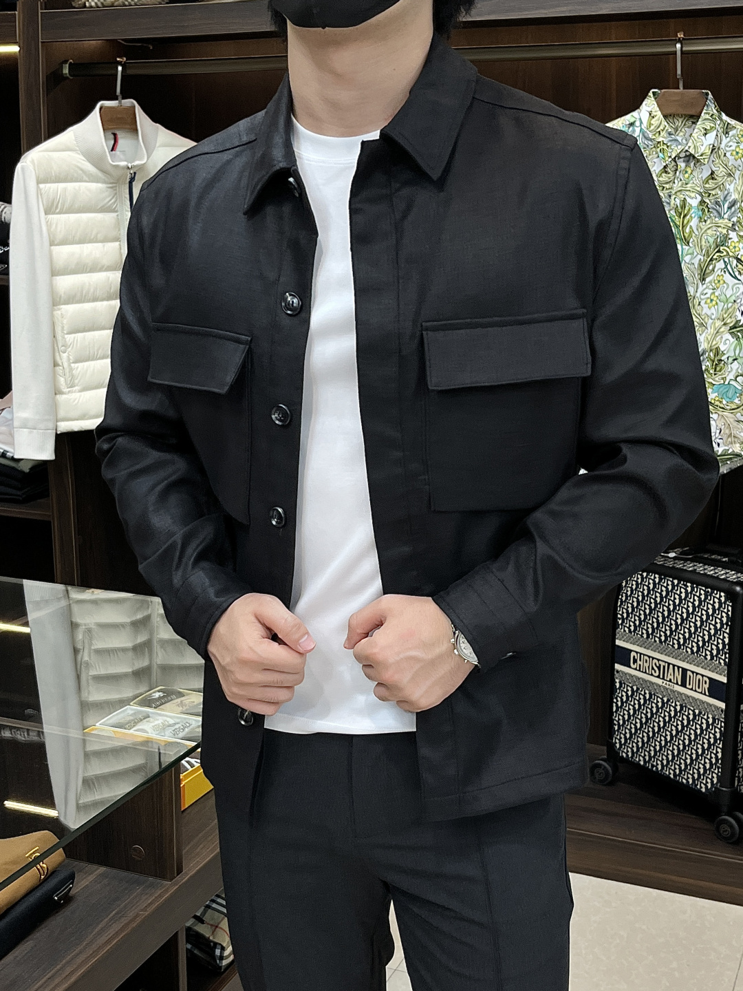 NO:510857,The main recommendation is Zegna's new Oasi Lino linen jacket, made of selected linen fabrics, demonstrating Zegna's firm commitment to sustainability and traceability. The casual long-sleeved silhouette is paired with a classic shirt collar and cuffs, and the special film makes the look even more crisp. The concealed closure ensures a simple and smooth appearance. Highly recommended!  Color black khaki white olive code M L XL 2XL 3XL, zegna, jackets & coats,shirts,alexander wang19860909主推 Zegna 25秋冬新款Oasi Lino 亚麻衬夹克,这款夹克以精选亚麻面料制作而成,彰显了杰尼亚对可持续性和可追溯性的坚定承诺.休闲长袖廓形配以经典衬衫领和袖口,特殊薄膜令造型更显挺括.暗扣开襟确保外观简约流畅.强烈推荐！ 颜色黑色 卡其 白色 橄榄色 码数M L XL 2XL 3XL,,zegna,jackets & coats,shirts,alexander wang,Men's clothing