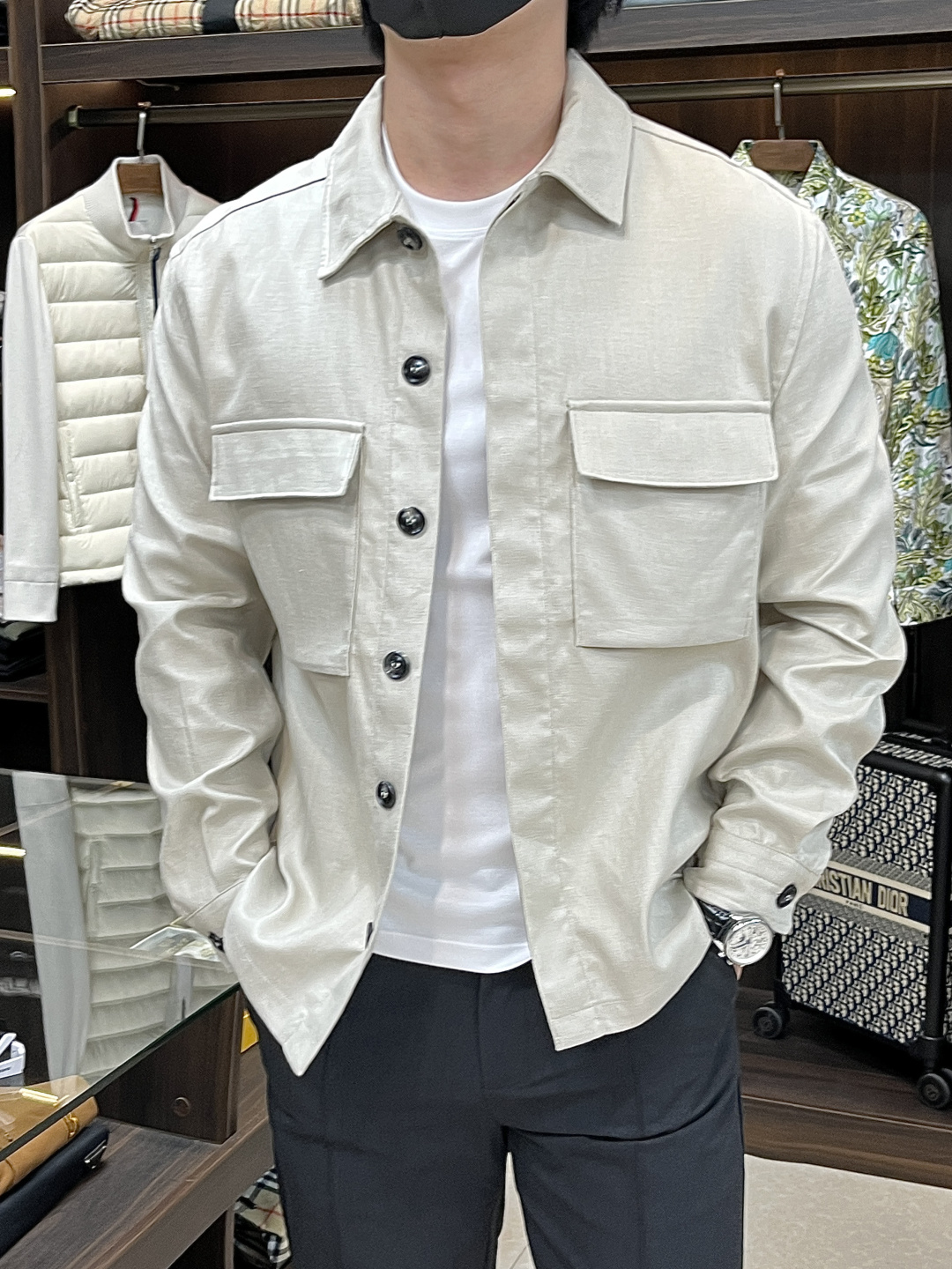 NO:510863,The main recommendation is Zegna's new Oasi Lino linen jacket, made of selected linen fabrics, demonstrating Zegna's firm commitment to sustainability and traceability. The casual long-sleeved silhouette is paired with a classic shirt collar and cuffs, and the special film makes the look even more crisp. The concealed closure ensures a simple and smooth appearance. Highly recommended!  Color black khaki white olive code M L XL 2XL 3XL, zegna, jackets & coats,shirts,alexander wang19860909主推 Zegna 25秋冬新款Oasi Lino 亚麻衬夹克,这款夹克以精选亚麻面料制作而成,彰显了杰尼亚对可持续性和可追溯性的坚定承诺.休闲长袖廓形配以经典衬衫领和袖口,特殊薄膜令造型更显挺括.暗扣开襟确保外观简约流畅.强烈推荐！ 颜色黑色 卡其 白色 橄榄色 码数M L XL 2XL 3XL,,zegna,jackets & coats,shirts,alexander wang,Men's clothing