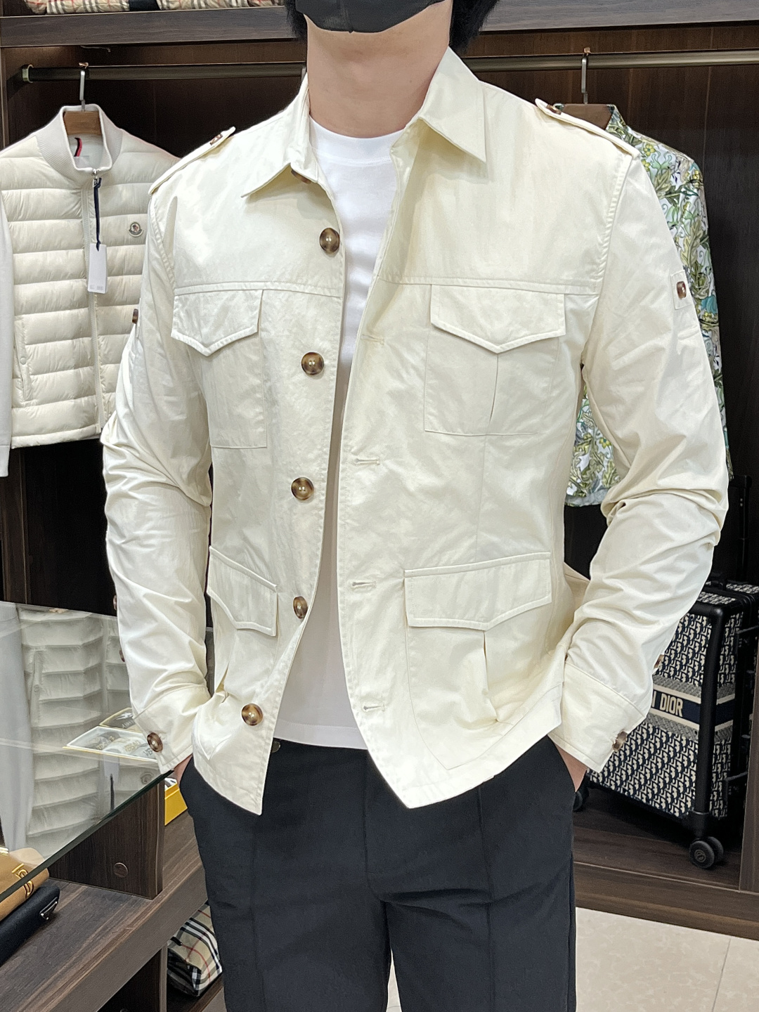 NO:510867,The main recommendation is the new unlined thin hunting jacket for autumn and winter. This carefully selected high-quality fabric gives this unlined hunting jacket excellent functionality and versatility. The fabric has been specially treated and is light and smooth, which is very suitable for travel and outfits. It is also an ideal clothing choice for warm seasons. The classic outline is matched with a shirt collar and four pockets. The upper body is handsome and generous, highly recommended!  Color gray-green khaki digits 48 50 52 54 56,,jackets & coats,jackets & coats,shirts,alexander wang19860909主推 Bc 25秋冬新款无衬里设计薄款狩猎外套,这款精心甄选高品质面料,赋予这款无衬里猎装夹克出色的功能性与百搭性.面料经过特殊处理,轻盈顺滑,非常适合旅行穿搭,亦是温暖时节的理想服装之选.经典轮廓搭配衬衫领和四个口袋.上身帅气大方,强烈推荐！ 颜色灰绿 卡其 码数48 50 52 54 56,,jackets & coats,jackets & coats,shirts,alexander wang,Men's clothing