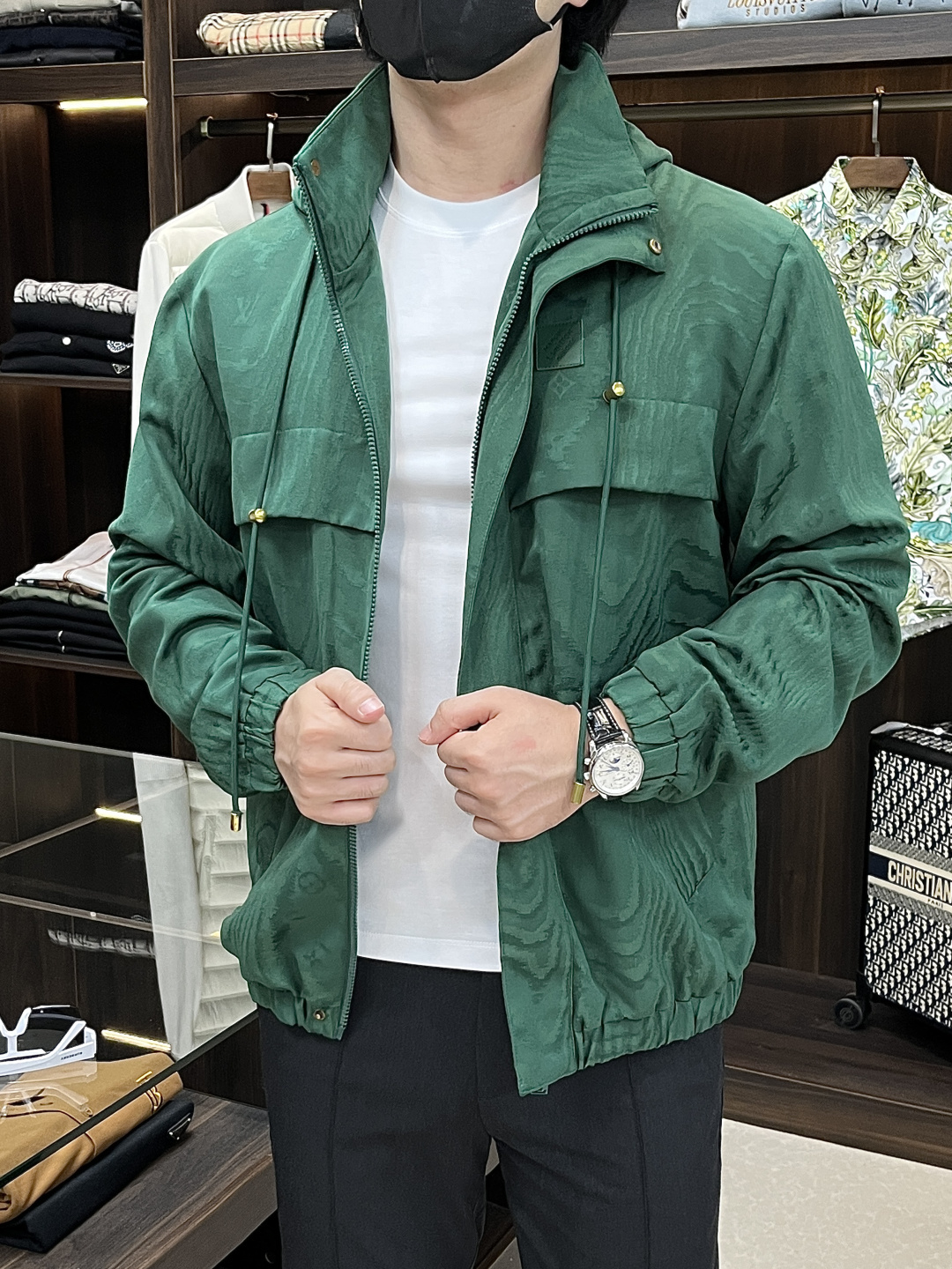 NO:510871,The main recommendation is the new Jacquard Winter Jacket of Lv 25 autumn and winter. This windproof jacket uses jacquard technology to condense the seasonal LVMoiré pattern, which shines with Monogram elements. The Marque L.Vuitton Déposée rubber patch on the chest and the adjustable hood that can be retracted to the collar adds sports elements. The elastic cuffs and hem, breathable holes under the arms, and hidden zipper front closure side pockets. The upper body of this jacket is super cool, the same style as men and women, highly recommended!  Count 46 48 50 52, louis vuitton,jackets & coats,hats,alexander wang19860909主推 Lv 25秋冬新款提花防风夹克,本款防风夹克以提花工艺凝聚当季LVMoiré图案,与Monogram元素共同闪烁品牌锋芒.胸前Marque L.Vuitton Déposée橡胶贴饰和可收入衣领的可调节风帽再添运动元素.弹力袖口和下摆,手臂下方配有透气孔眼,隐藏式拉链前襟侧袋,这款夹克上身效果超酷,男女同款,强烈推荐！ 码数46 48 50 52,,louis vuitton,jackets & coats,hats,alexander wang,Men's clothing