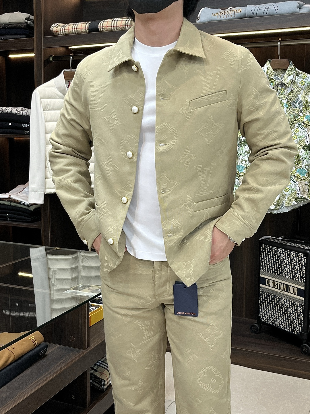 NO:510875,The main recommendation is the new Safari Monogram pattern matching set for Lv autumn and winter. This set is made of Safari Monogram pattern with cotton cloth, creating a 3D effect with embroidery technology. The pearlescent buttons illuminate the elegant design, the style is very unique and fashionable, and it shows the brand style together with the same trousers. The same style for men and women, highly recommended!  Top size 46 48 50 52 Pants size 46 48 50 52 54 56,,louis vuitton,alexander wang19860909主推衣服 裤子 Lv秋冬新款Safari Monogram图案对位套装,这款套为棉布铺Safari Monogram 图案,以刺绣工艺营造 3D 效果.珠光纽扣点亮闲雅设计,款式非常独特时尚,与同款长裤共同彰显品牌格调.男女同款,强烈推荐！ 上衣码数46 48 50 52 裤子码数46 48 50 52 54 56,,louis vuitton,alexander wang,Men's clothing