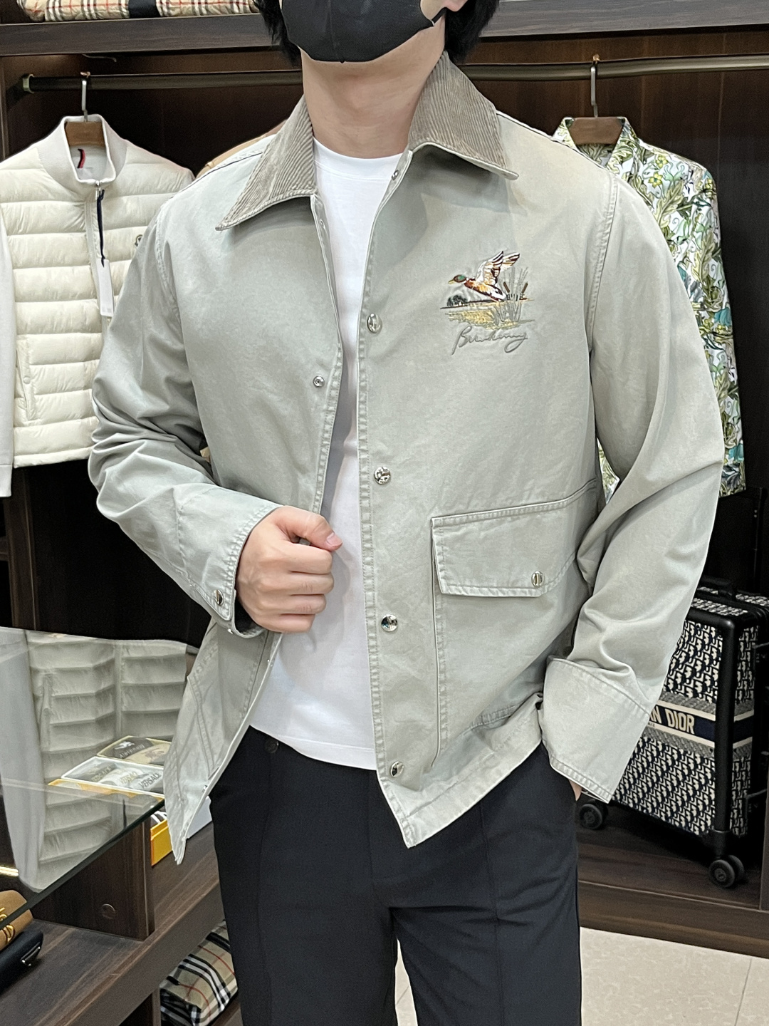 NO:510878,The main recommendation is the new BBR25 autumn and winter bird pattern Gabadian jacket. This fabric is made of better cotton Gabadian fabric, embellished with cursive script style micro-label embroidery, incorporates bird pattern, matched with denim collar, and the original metal hardware is developed 1:1. The model is very unique and novel, and the upper body effect is excellent, highly recommended!  Can be matched with the same shorts and trousers, and they are in stock. S M L XL, shorts, jackets & coats, alexander wang19860909主推 BBR25秋冬新款飞鸟图案嘎巴甸夹克,这款面料选用精纺棉质嘎巴甸面料打造,点缀同色系草书风格微标刺绣,融入飞鸟图案,搭配牛仔布衣领,金属五金原版1:1开发而成,款时非常独特新颖,上身效果超赞,强烈推荐！可搭配同款短裤和长裤,都有现货. 码数S M L XL,,shorts,jackets & coats,alexander wang,Men's clothing