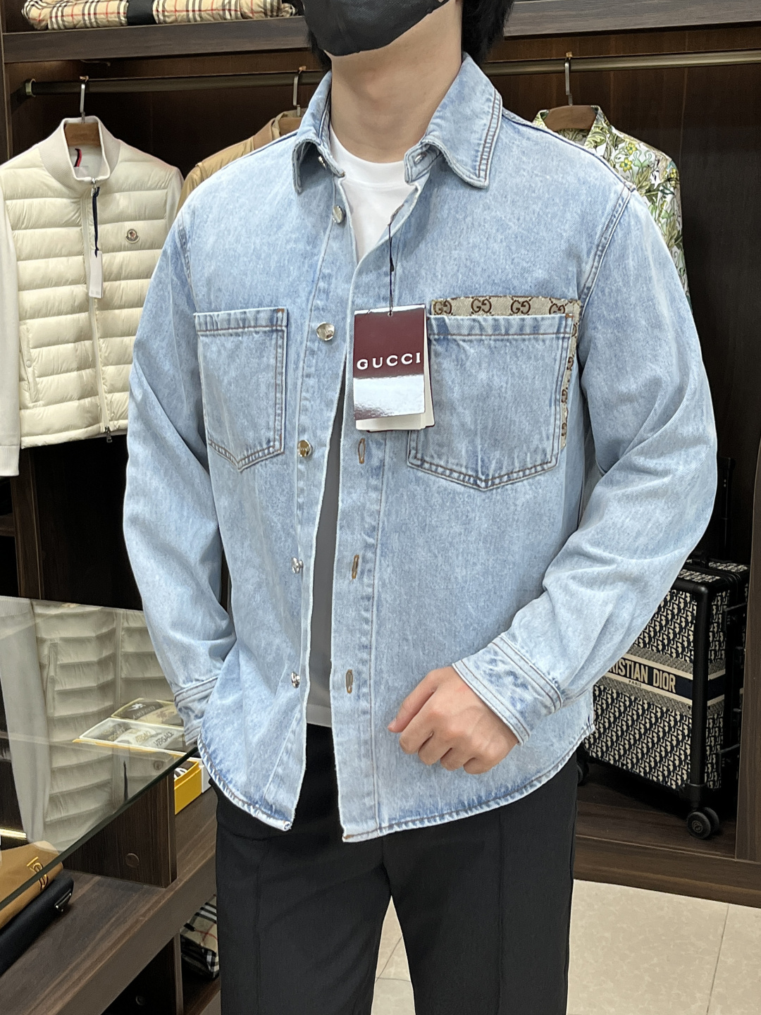 NO:510881,The main recommendation is Gucci 25 autumn and winter new style GG inlaid washing denim set. This denim set is the 2025 early autumn series that integrates denim clothing items with implicit and restrained details, making daily style more elegant. The whole set of denim is made of light blue bleached washing denim fabric, and ingeniously embellishes GG canvas inlaid, making the entire design more eye-catching. The effect of one set is superb, highly recommended!  Top size 46 48 50 52 Jeans size 30 31 32 33 34 36,,gucci,jeans,alexander wang19860909主推 Gucci 25秋冬新款饰GG镶饰水洗牛仔套装,这款牛仔套装是2025早秋系列将丹宁服饰单品与含蓄内敛的细节融为一体,令日常造型更显高雅.整套牛仔以浅蓝色漂白水洗丹宁面料打造,匠心缀饰GG帆布镶饰,令整个设计愈发亮眼.一套穿着效果超赞,强烈推荐！ 上衣码数46 48 50 52 牛仔裤码数30 31 32 33 34 36,,gucci,jeans,alexander wang,Men's clothing