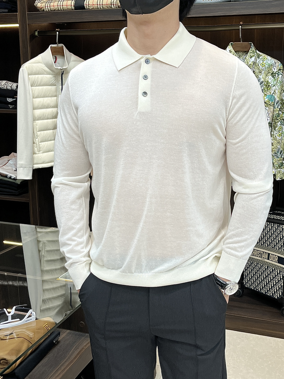 NO:510884,The main recommendation is the new Zegna25SS sweater. This sweater is made of 50 wool and 50-day silk wool. The lapel design is matched with buttons. The back has the exclusive logo of Jiejia. The upper body is comfortable and breathable. It is highly recommended!  Color black off-white Number of 48 50 52 54 64,,sweaters,alexander wang19860909主推 Zegna25SS新款毛衣,这款毛衣采用50羊毛,50天丝毛线制作而成,翻领设计搭配有纽扣,后背有杰家独家标志,上身舒适透气,强烈推荐！ 颜色黑色 米白色 码数48 50 52 54 64,,sweaters,alexander wang,Men's clothing