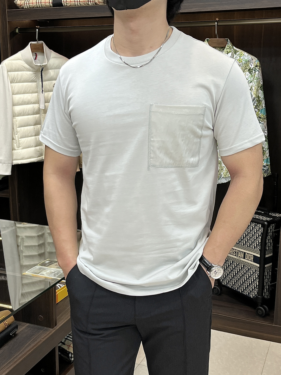 NO:510887,The main recommendation is the new LV MONOGRAM nylon inlay T-shirt. This T-shirt is made of elegant cotton knitted, and uses illuminated Monogram nylon inlay to illuminate the breast patch pockets and the back neck half-moon decoration. The style is novel and unique, and the upper body effect is very good. It is the same as men and women. It is highly recommended!  Color black white light gray Number S M L XL,,louis vuitton,tees,t-shirt,alexander wang19860909主推 LV新款MONOGRAM 锦纶嵌饰T恤,本款T恤取材素雅棉质针织,以莹泽Monogram 锦纶嵌饰点亮胸前贴袋和后颈半月形饰片.款式新颖独特,上身效果非常赞,男女同款,强烈推荐！ 颜色黑色 白色 浅灰色 码数S M L XL,,louis vuitton,tees，t-shirt,alexander wang,Men's clothing