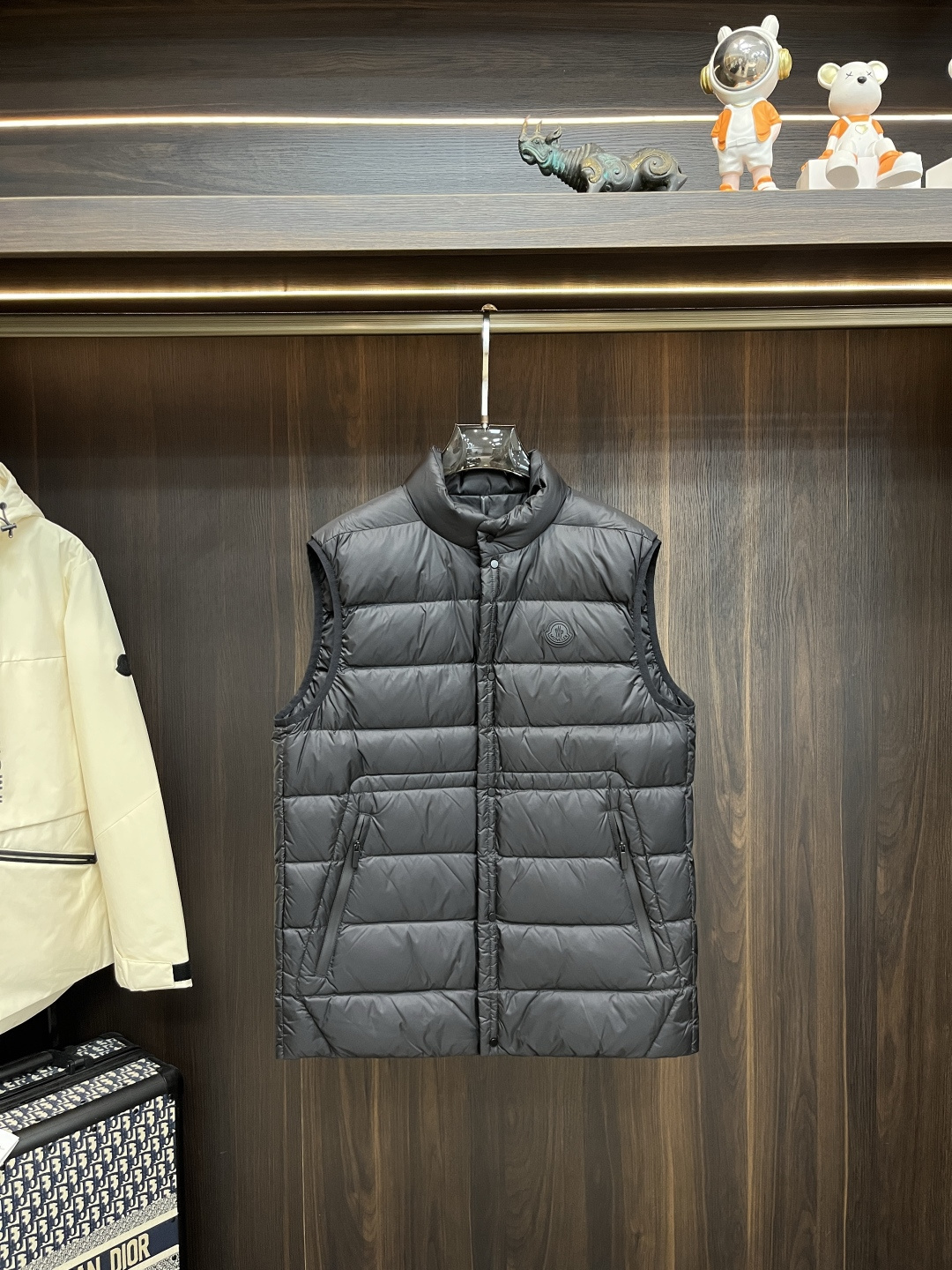NO:510891,The hot down Moncler 2025 autumn and winter new masked new stand collar hooded down vest jacket, the hot autumn vest is made of shiny nylon fabric, the classic printed design logo on the chest, filled with comfortable goose velvet and goose feathers. It presents a loose style, European and American fashion big-brand down jacket, top original imported fabric, luxury big-brand purchasing agent, fashionable and trendy casual style, exquisite, elegant, intellectual and comfortable, the top luxury boutique that cannot be missed!  Size M-XXXL H2025 new model first release, Moncler, jackets & coats, down jacket, hats, alexander wang19860909爆款羽绒 Moncler 2025秋冬新款蒙口新款立领连帽设计羽绒马甲外套,秋季爆款马甲选用亮泽尼龙面料打造,胸前经典印花设计logo,充盈填充舒适的鹅绒和鹅毛.呈现宽松版型,欧美时尚大牌羽绒外套,顶级原版进口面料,奢侈大牌代购,时尚潮流休闲版型,精致优雅知性舒适,不可错过的顶奢精品！ 尺码M-XXXL H2025新款首发,,Moncler,jackets & coats,down jacket,hats,alexander wang,Men's clothing