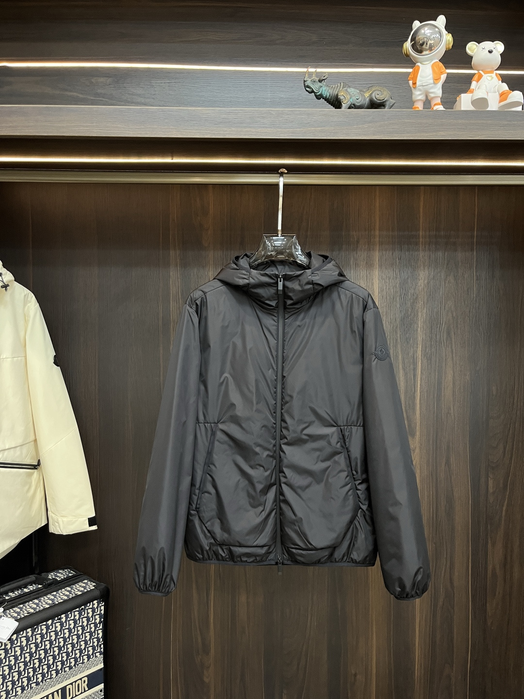 NO:510897,The main recommendation is Moncler 2025ss early autumn new style released a cover-mouthed hooded jacket, a hot autumn cotton jacket, a thin cotton design jacket, which makes you feel comfortable and slim when worn. It is lazy and casual, combined with a clean and simple color scheme, which is particularly pleasing to look at and suitable for daily wear~ I love to launch sports items embellished with vitality prints!  Size M-3XL, complete three standards, shipped the next day, new H2025 model first release, Moncler, jackets & coats, jackets & coats, hats, alexander wang19860909主推 Moncler 2025ss早秋新款发布蒙口连帽外套,秋季爆款棉衣夹克,夹薄棉设计外套,穿上就是舒适自在又显瘦的存在,慵懒而随性,结合干净简单的色系就特别耐看,适合日常穿着~倾情推出缀饰活力印花的运动单品！ 尺码M-3XL 三标齐全 隔天出货 H2025新款首发,,Moncler,jackets & coats,jackets & coats,hats,alexander wang,Men's clothing