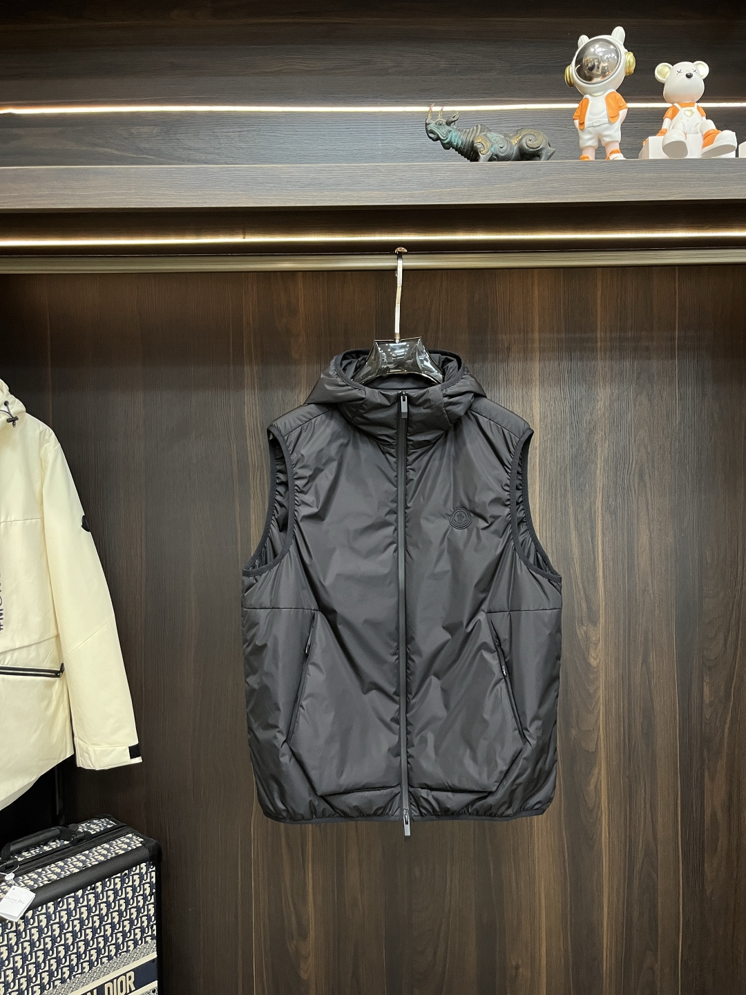 NO:510865,The main recommendation is Moncler 2025ss early autumn new style released a covert hooded cotton jacket, a hot autumn cotton jacket, a thin cotton jacket, and a comfortable and slim appearance when worn. It is lazy and casual, combined with a clean and simple color scheme, which is particularly pleasing to look at and suitable for daily wear~ I love to launch sports items embellished with vitality prints!  Size M-3XL, complete three standards, shipped the next day, new H2025 model first release, Moncler, jackets & coats, jackets & coats, hats, alexander wang19860909主推 Moncler 2025ss早秋新款发布蒙口连帽棉衣外套,秋季爆款棉衣夹克,夹薄棉设计外套,穿上就是舒适自在又显瘦的存在,慵懒而随性,结合干净简单的色系就特别耐看,适合日常穿着~倾情推出缀饰活力印花的运动单品！ 尺码M-3XL 三标齐全 隔天出货 H2025新款首发,,Moncler,jackets & coats,jackets & coats,hats,alexander wang,Men's clothing