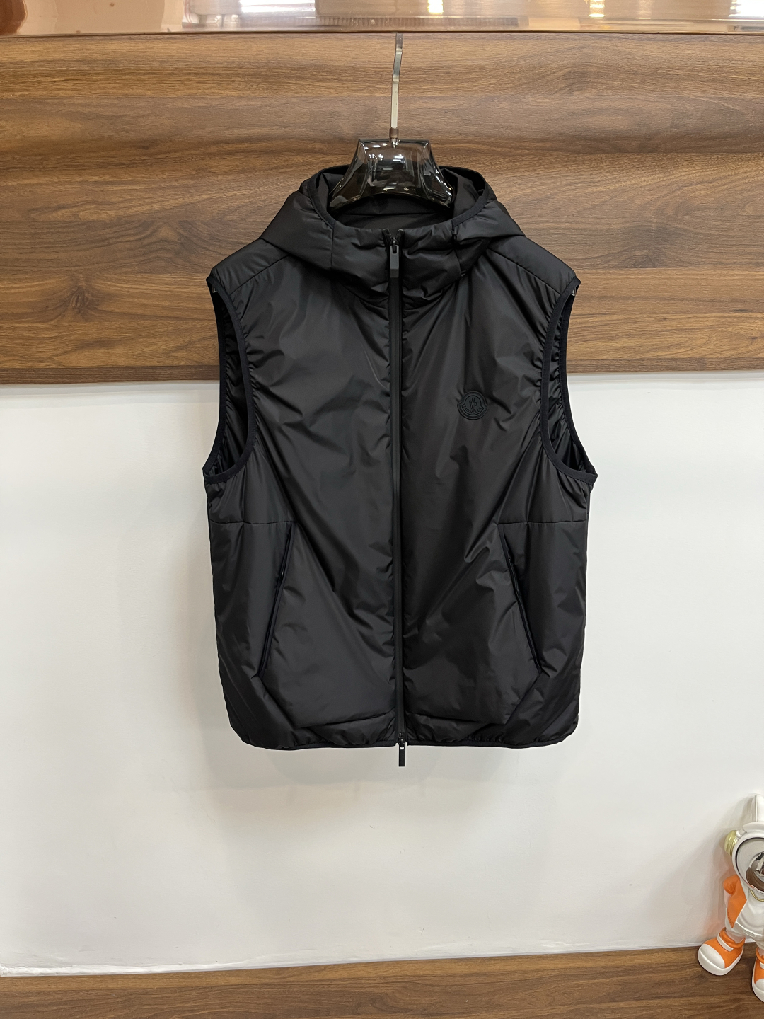 Moncler سترة مبطنة بغطاء للرأس للنساء، تصميم عصري وخفيف الوزن لموسم الخريف