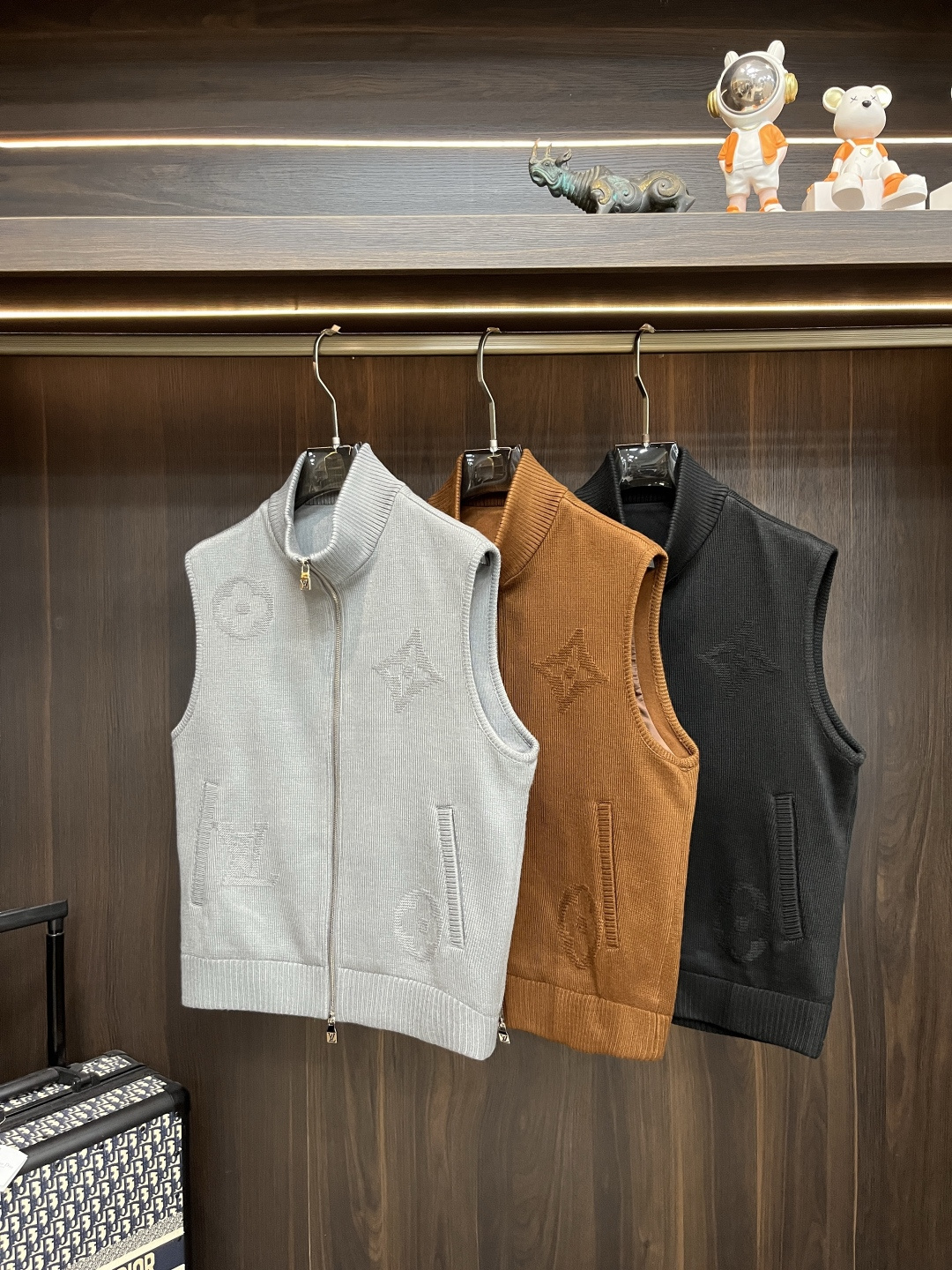 NO:510868,The main recommendation is the new LV 2025ss early autumn style. The donkey-brand stand-collar vest jacket is released, and the autumn hot wool knitted vest jacket is comfortable and comfortable and slim. It is lazy and casual, combined with clean and simple colors, it is particularly pleasing to look at and is suitable for daily wear~ I love to launch sports items embellished with vitality prints!  Size M-3XL, complete three standards, shipped the next day, new H2025 model first release, louis vuitton,louis vuitton,jackets & coats,alexander wang19860909主推 LV 2025ss早秋新款发布驴牌立领马甲外套,秋季爆款羊毛针织马甲外套,穿上就是舒适自在又显瘦的存在,慵懒而随性,结合干净简单的色系就特别耐看,适合日常穿着~倾情推出缀饰活力印花的运动单品！ 尺码M-3XL 三标齐全 隔天出货 H2025新款首发,,louis vuitton,louis vuitton,jackets & coats,alexander wang,Men's clothing