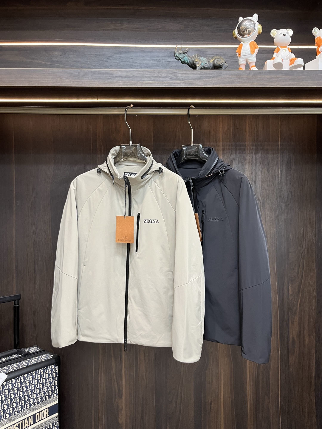 NO:510873,The main recommendation Zegna 2025ss early autumn new style released Zegna hooded jacket, a popular autumn jacket, a thin cotton design jacket, which makes you feel comfortable and slim when worn. It is lazy and casual, combined with a clean and simple color scheme, which is particularly pleasing to look at and suitable for daily wear~ I love to launch sports items embellished with vitality prints!  Size M-3XL, complete three standards, shipped the next day, new H2025 model first release, zegna, jackets & coats, jackets & coats, hats, alexander wang19860909主推 Zegna 2025ss早秋新款发布杰尼亚连帽外套,秋季爆款夹克,夹薄棉设计外套,穿上就是舒适自在又显瘦的存在,慵懒而随性,结合干净简单的色系就特别耐看,适合日常穿着~倾情推出缀饰活力印花的运动单品！ 尺码M-3XL 三标齐全 隔天出货 H2025新款首发,,zegna,jackets & coats,jackets & coats,hats,alexander wang,Men's clothing