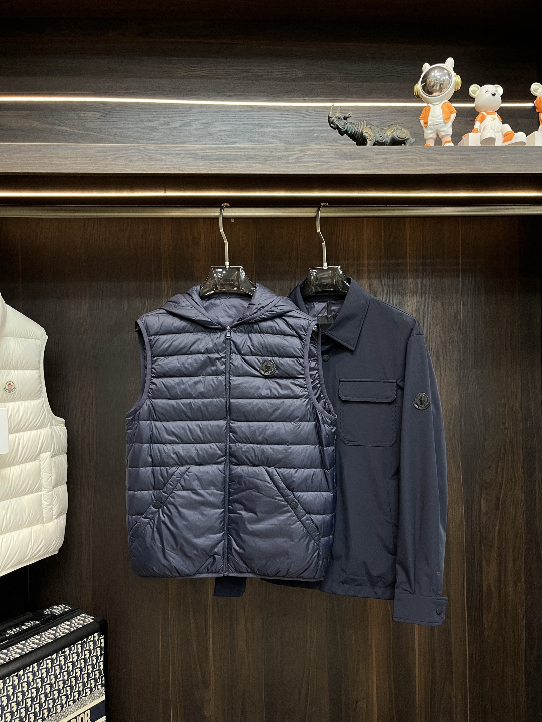 NO:531860,The latest fashion designer down jacket, the two-piece down jacket with lapel, lapel windbreaker and hooded down vest, two-piece down jacket, 90# white duck down filling, the details show the craftsmanship and sufficient high-level structural tailoring design changes to show the diverse image changes of men, slim and neat, tailoring, meet the popular multi-layered outfits nowadays, versatile styles of life, color blue black, 12345, H new model first release, Moncler, jackets & coats, down jacket, hats, alexander wang19860909主推羽绒 Moncler 最新款时尚设计师款羽绒外套蒙口翻领两件套羽绒服,翻领风衣搭配连帽羽绒马甲两件套羽绒服,90#白鸭绒填充,处处细节显工艺足够的高级结构性剪裁的设计改变来展现男士多样的形象变化,修身利落、剪裁合体,满足时下正流行的多层次穿搭,生活百搭款式 颜色蓝色 黑色 码数12345 H新款首发,,Moncler,jackets & coats,down jacket,hats,alexander wang,Men's clothing