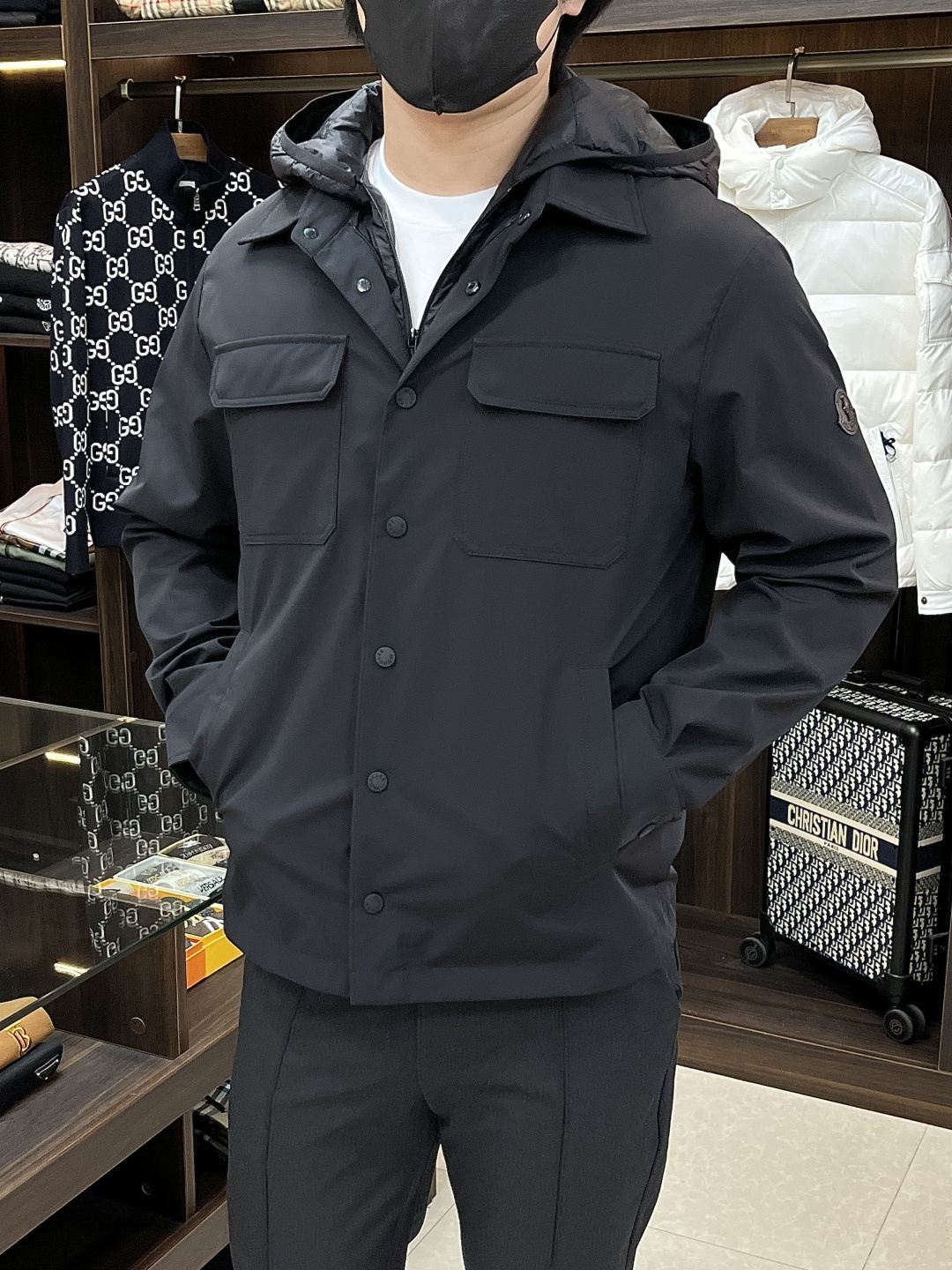 NO:515311,The latest fashion designer down jacket 2025 is a 2025 model. The lapel windbreaker is paired with a hooded down vest two-piece down jacket. The lapel windbreaker is paired with a hooded down vest two-piece down jacket. The details show the craftsmanship is sufficient. The design changes of high-end structural tailoring are displayed to show the diverse image changes of men. It is slim and neat, and the tailoring is integrated to meet the popular multi-layered outfits nowadays. The versatile style of life. Color blue black. The number of 12345. The new H2025 model is launched. Moncler, jackets & coats, down jacket,hats,alexander wang19860909主推羽绒 Moncler 2025最新款时尚设计师款羽绒外套蒙口翻领两件套羽绒服,翻领风衣搭配连帽羽绒马甲两件套羽绒服,90#白鸭绒填充,处处细节显工艺足够的高级结构性剪裁的设计改变来展现男士多样的形象变化,修身利落、剪裁合体,满足时下正流行的多层次穿搭,生活百搭款式 颜色蓝色 黑色 码数12345 H2025新款首发,,Moncler,jackets & coats,down jacket,hats,alexander wang,Men's clothing