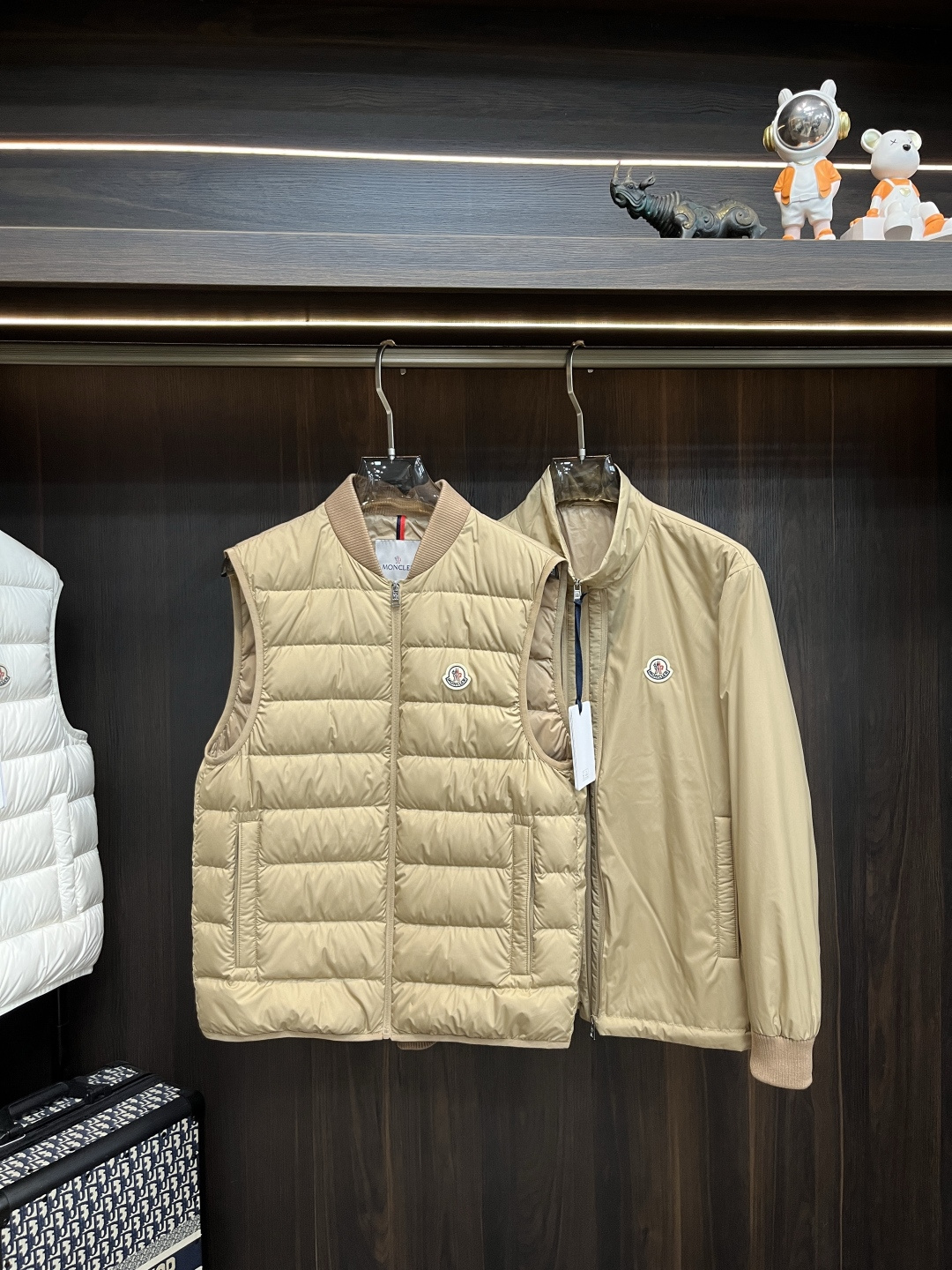 NO:541127,The latest fashion designer down jacket 2025 is a 2025 model. The two-piece down jacket with a vertical collar set of down jacket, a stand-up collar jacket with a baseball collar down vest, a two-piece down jacket, 90# white duck down filling, the details show the craftsmanship and the design changes of high-end structural tailoring to show the diverse image changes of men, slim and neat, tailoring, meeting the popular multi-layered outfits nowadays, versatile styles of life, color khaki black, code number 12345, new H2025, new model first release, Moncler, jackets & coats, jackets & coats, down jacket, alexander wang19860909主推羽绒Moncler 2025最新款时尚设计师款羽绒外套蒙口立领两件套羽绒服,立领夹克搭配棒球领羽绒马甲两件套羽绒服,90#白鸭绒填充,处处细节显工艺足够的高级结构性剪裁的设计改变来展现男士多样的形象变化,修身利落、剪裁合体,满足时下正流行的多层次穿搭,生活百搭款式 颜色卡其色 黑色 码数12345 H2025新款首发,,Moncler,jackets & coats,jackets & coats,down jacket,alexander wang,Men's clothing