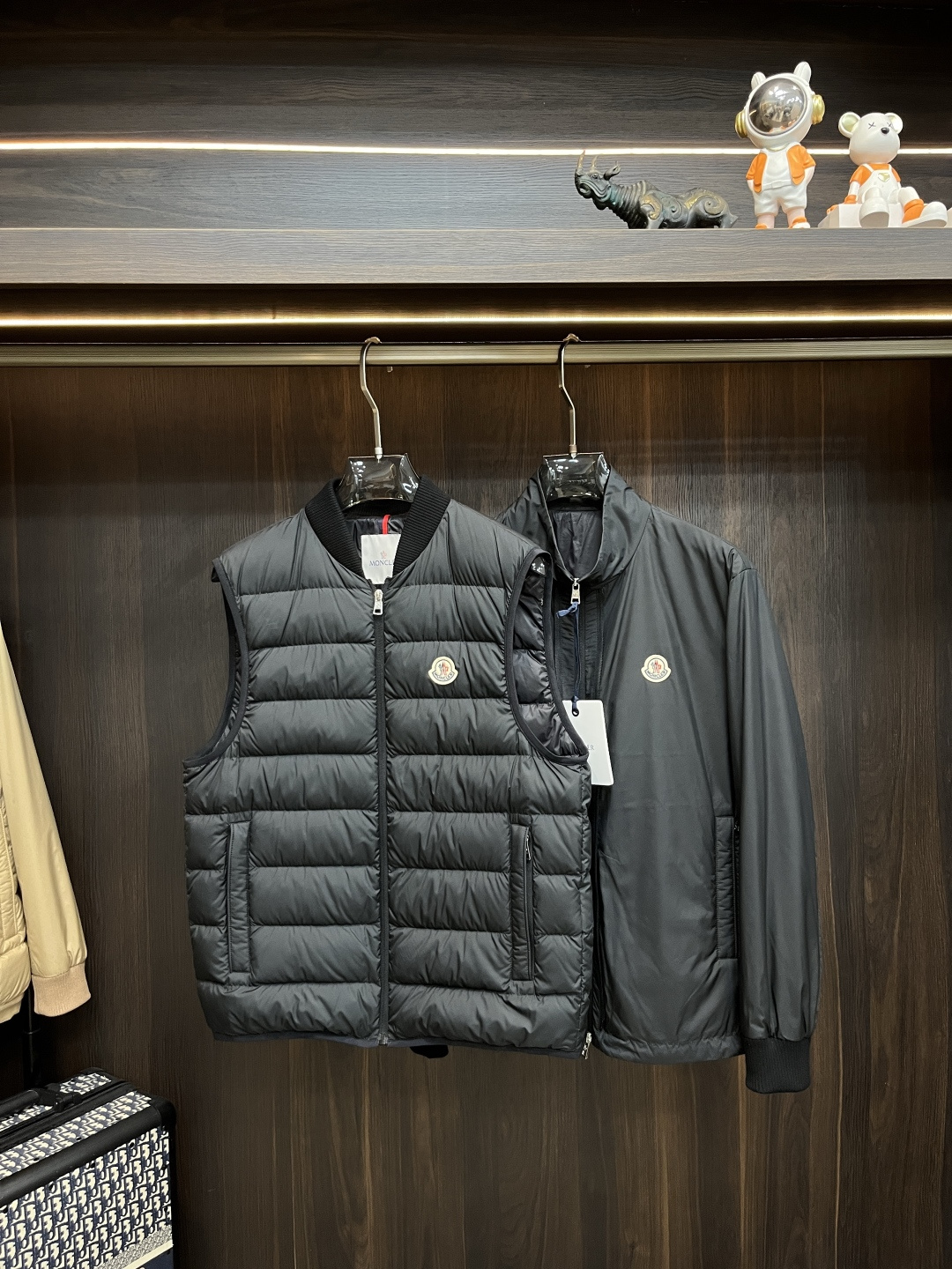 NO:531858,The latest fashion designer down jacket, the two-piece down jacket with a cross-mouth stand-up collar set, a two-piece down jacket with a baseball collar down vest, a two-piece down jacket with a 90# ​​white duck down filling, the details show the craftsmanship and the design changes of high-end structural tailoring to show the diverse image changes of men, slim and neat, tailoring, meet the popular multi-layered outfits nowadays, versatile styles of life, color khaki black, 12345, H new first release, Moncler, jackets & coats, jackets & coats, down jacket, alexander wang19860909主推羽绒 Moncler 最新款时尚设计师款羽绒外套蒙口立领两件套羽绒服,立领夹克搭配棒球领羽绒马甲两件套羽绒服,90#白鸭绒填充,处处细节显工艺足够的高级结构性剪裁的设计改变来展现男士多样的形象变化,修身利落、剪裁合体,满足时下正流行的多层次穿搭,生活百搭款式 颜色卡其色 黑色 码数12345 H新款首发,,Moncler,jackets & coats,jackets & coats,down jacket,alexander wang,Men's clothing