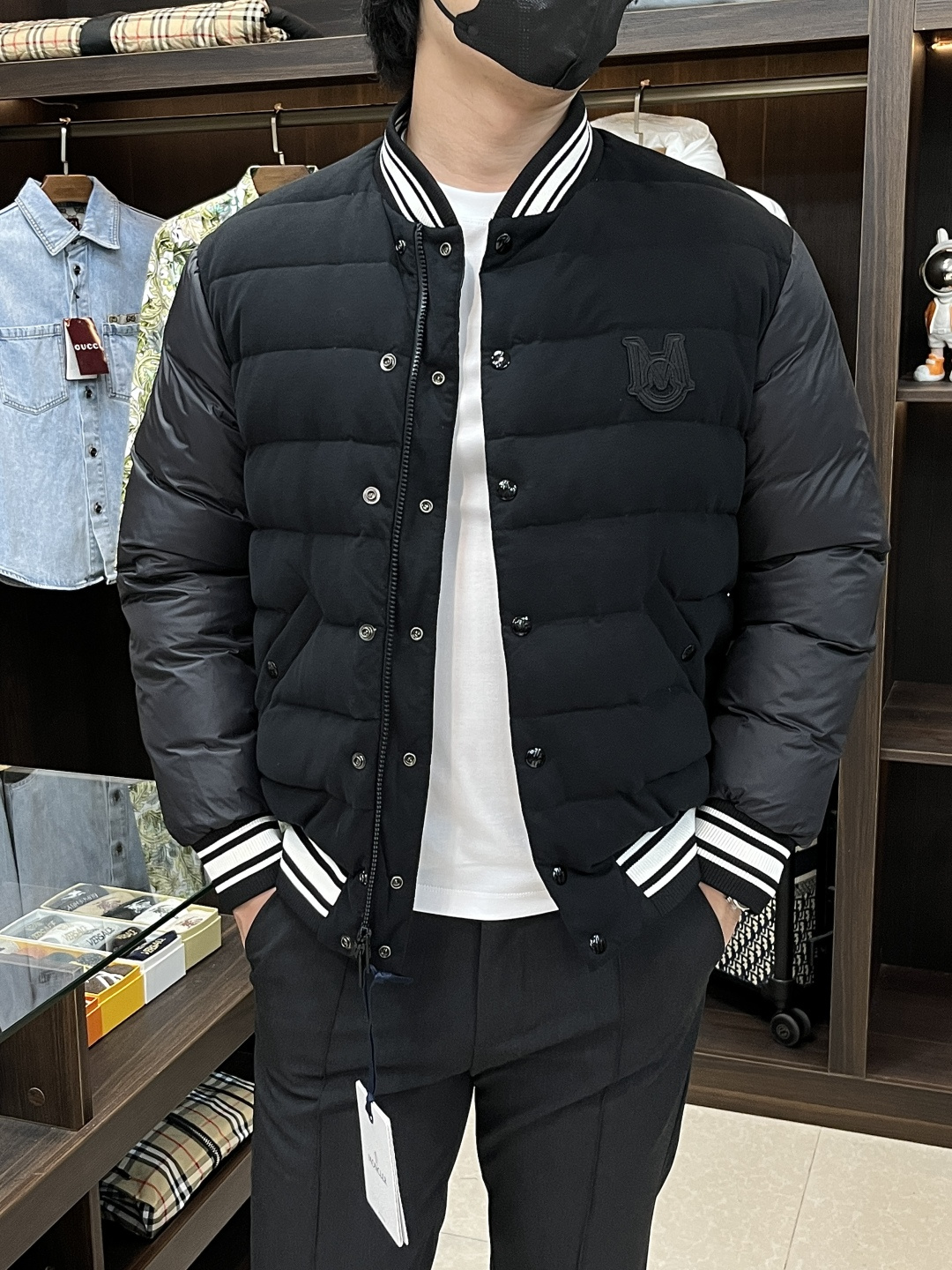 NO:515315,The latest fashion designer down jacket for 2025 is the latest fashion designer down jacket for masked baseball collar down jacket, double-sided spliced ​​down jacket, one side with letter logo embroidery on the chest, the other side with letter embroidered down jacket, 90# white duck down filling, details are displayed everywhere, the design changes of high-end structural tailoring are enough to show the diverse image changes of men, slim and neat, tailoring is integrated, meet the popular multi-layered outfits nowadays, versatile styles of life, color black, code number 12345 H2025 new model first release, Moncler, jackets & coats, down jacket, alexander wang19860909主推羽绒 Moncler 2025最新款时尚设计师款羽绒外套蒙口棒球领羽绒服,双面穿拼接款羽绒服,一面胸口字母logo刺绣,一面背后字母刺绣款羽绒服,90#白鸭绒填充,处处细节显工艺足够的高级结构性剪裁的设计改变来展现男士多样的形象变化,修身利落、剪裁合体,满足时下正流行的多层次穿搭,生活百搭款式 颜色黑色 码数12345 H2025新款首发,,Moncler,jackets & coats,down jacket,alexander wang,Men's clothing
