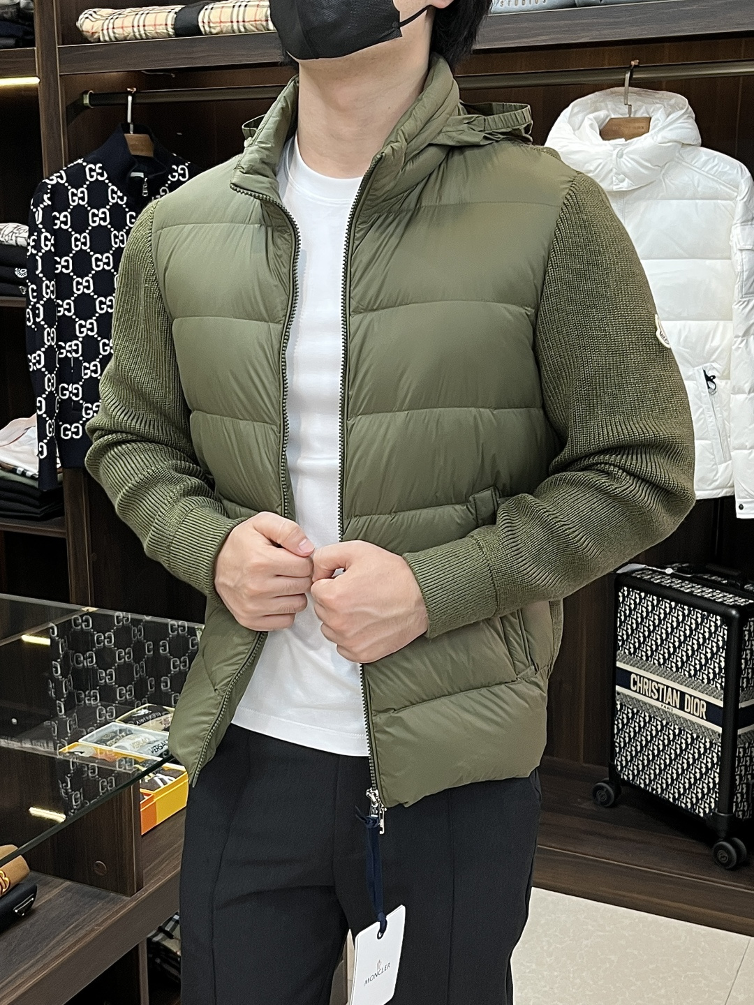 NO:521020,The latest fashion designer down jacket, covert collar down jacket, classic wool knitted sleeve splicing down jacket, hidden hat design hit down jacket, 90# white duck down filling, details are displayed everywhere, high-level structural tailoring design changes are sufficient to show the diverse image changes of men, slim and neat, tailoring is integrated, meet the popular multi-layered outfits nowadays, versatile styles of life, color black green, number 12345 H new model first release, Moncler, jackets & coats, down jacket, hats, alexander wang19860909主推羽绒 Moncler 最新款时尚设计师款羽绒外套蒙口立领领羽绒服,经典羊毛针织袖拼接款羽绒服,隐藏帽设计爆款羽绒服,90#白鸭绒填充,处处细节显工艺足够的高级结构性剪裁的设计改变来展现男士多样的形象变化,修身利落、剪裁合体,满足时下正流行的多层次穿搭,生活百搭款式 颜色黑色 绿色 码数12345 H新款首发,,Moncler,jackets & coats,down jacket,hats,alexander wang,Men's clothing