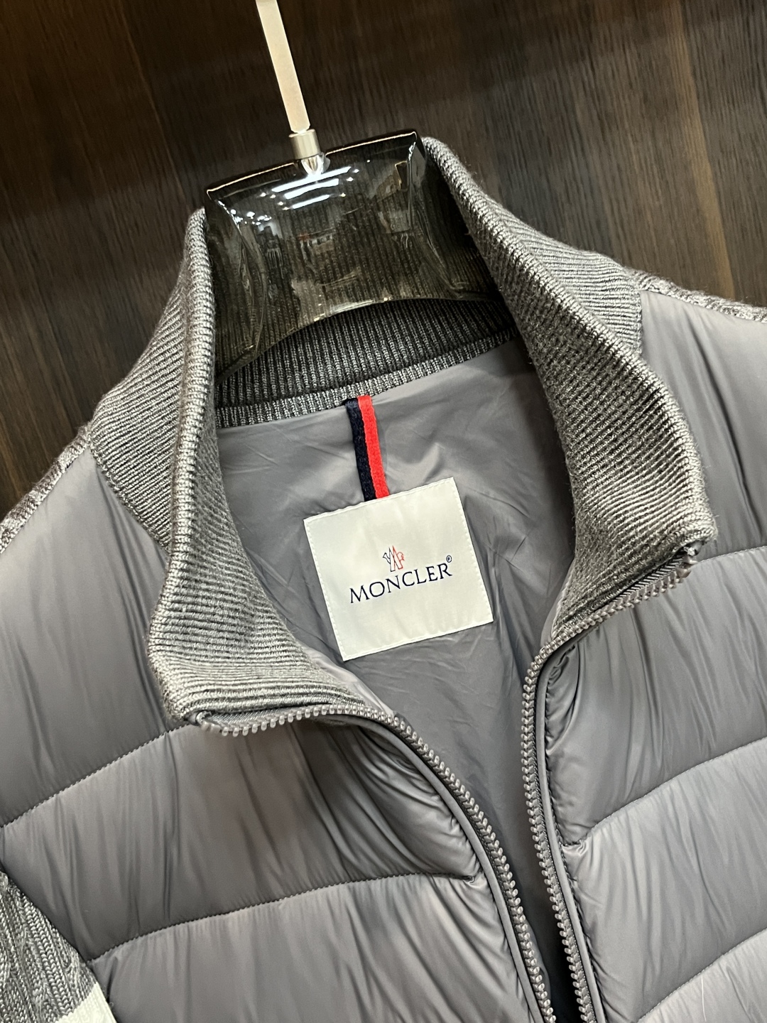 主推羽绒🌹P290 Moncler 2025最新款时尚设计师款羽绒外套🍄蒙口立领羽绒服，经典羊毛针织袖拼接款羽绒服，袖子上臂两道杠设计爆款羽绒服，90#白鸭绒填充，处处细节显工艺足够的高级   结构性剪裁的设计改变来展现男士多样的形象变化，修身利落、剪裁合体，满足时下正流行的多层次穿搭，生活百搭款式 
颜色：黑色 蓝色 灰色
码数：L-4XL
H2025新款首发